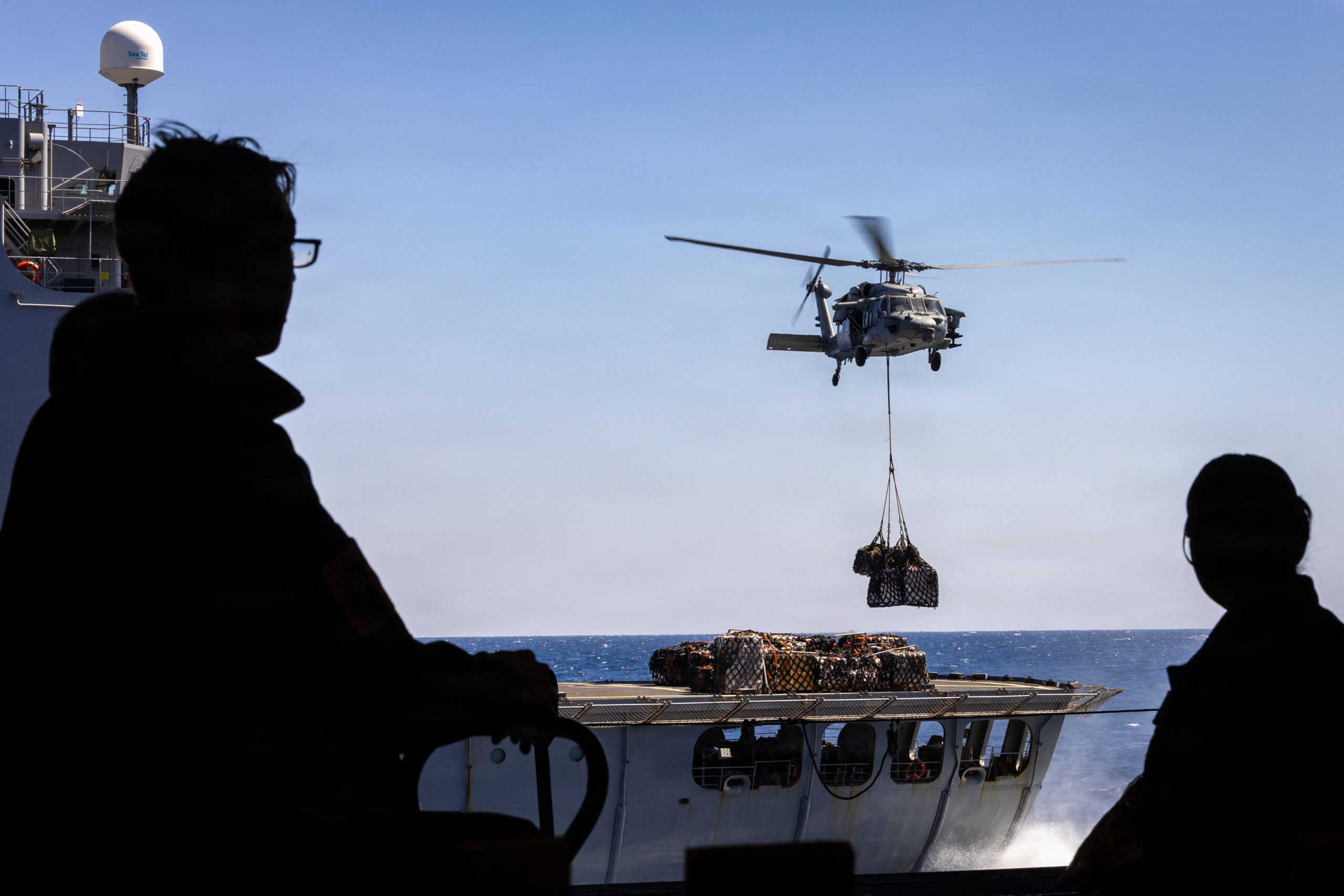 Un hélicoptère MH-60S Sea Hawk est ravitaillé sur le plus grand porte-avions du monde. © US Navy