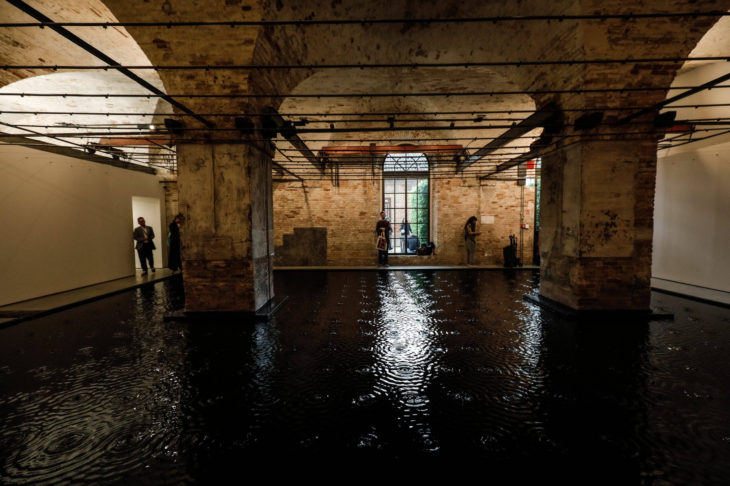 Le Pavillon israélien présente l'installation «Rose of Nothingness» de Belu-Simion Fainaru. © Mirco Toniolo