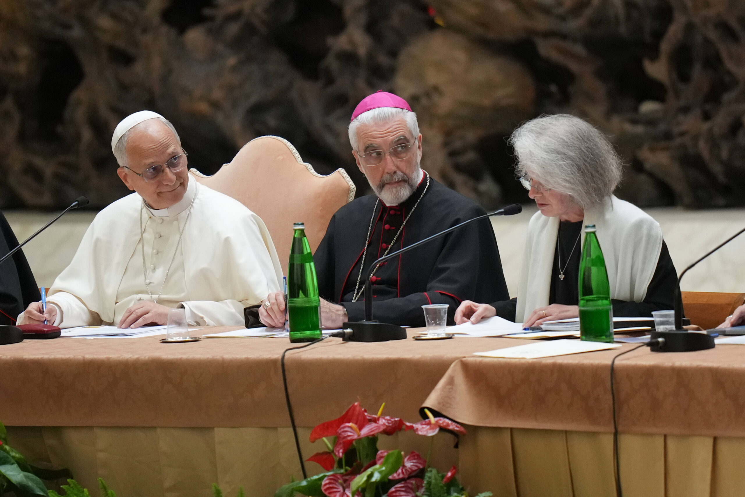 «Ancien collaborateur au sein des Augustins, le religieux espagnol Luis Marin de San-Martin, 65 ans, qui fut l’archiviste général de l’ordre dirigé par Robert Prevost.»
