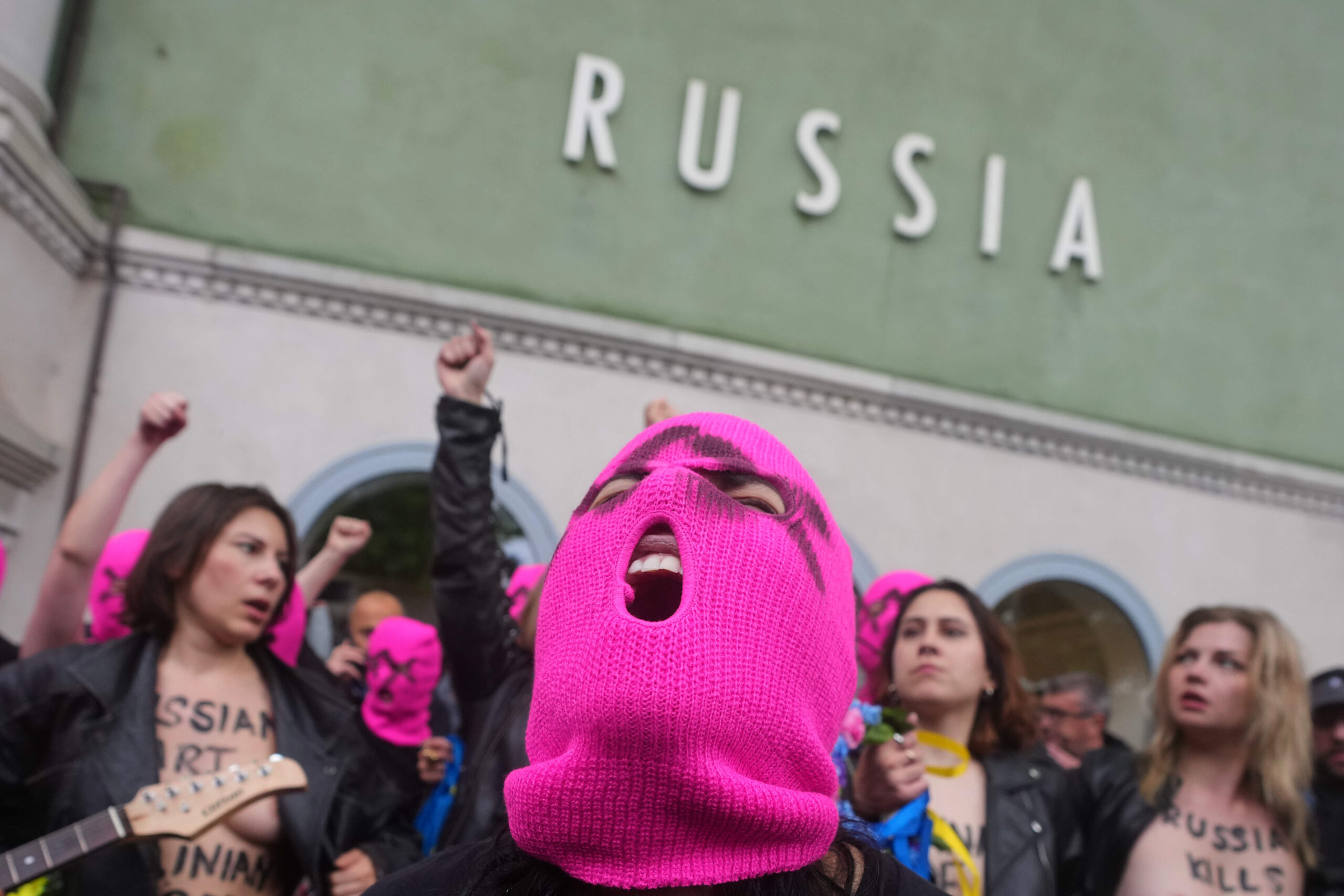 Des militantes de Pussy Riot et des FEMEN protestent contre la présence de la Russie à l'exposition devant le pavillon russe à la Biennale d'art de Venise 2026. © Luca Bruno