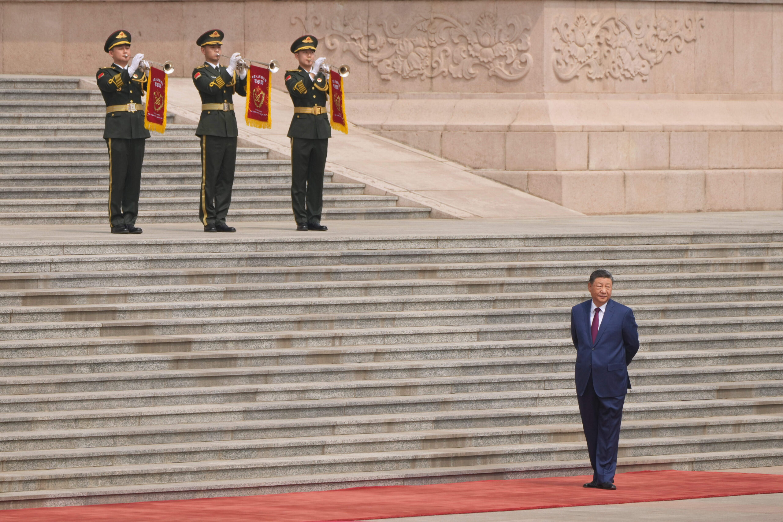 Le président chinois Xi Jinping se prépare à accueillir le président Donald Trump au Grand Hall du Peuple, le jeudi 14 mai 2026, à Pékin. © AP Photo/Mark Schiefelbein