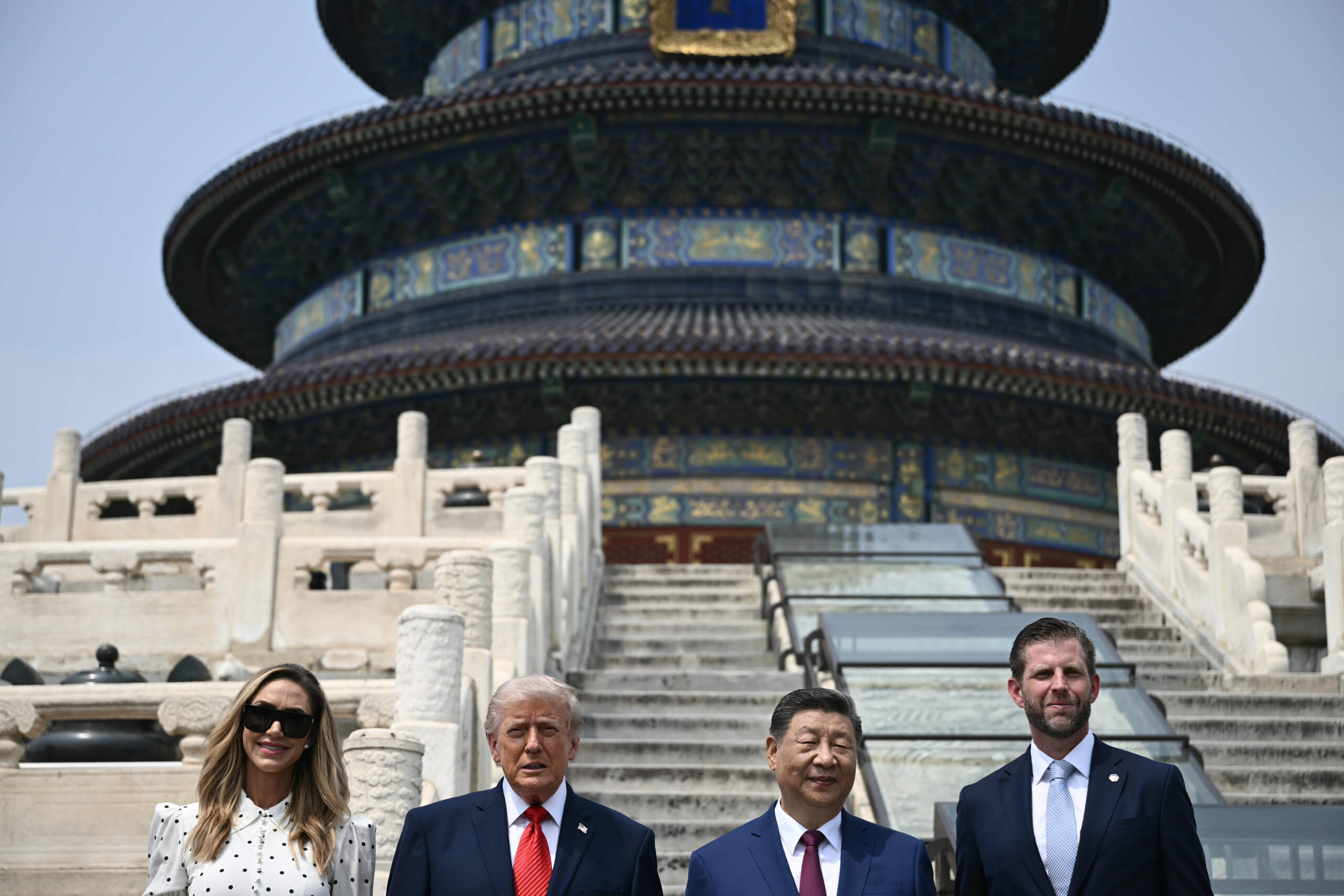 Le président chinois Xi Jinping et le président américain Donald Trump posent avec Eric Trump et son épouse Lara Trump au Temple du Ciel. © Brendan Smialowski