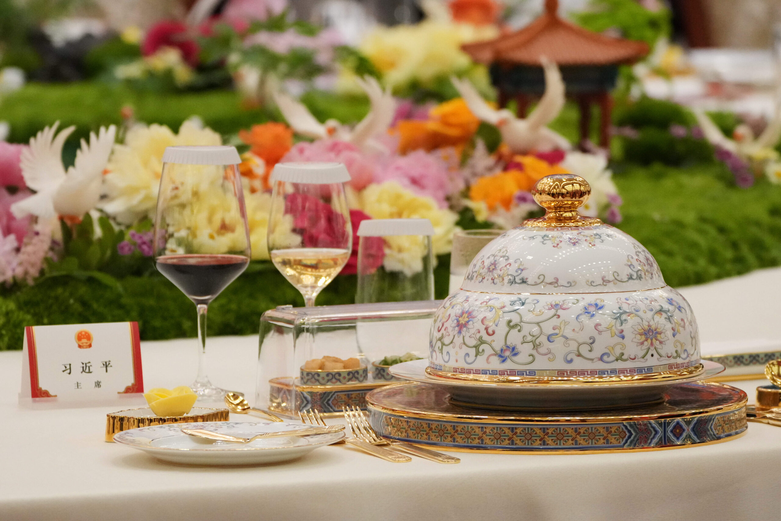 L'assiette du président chinois Xi Jinping lors d'un dîner d'État avec le président Donald Trump au Grand Hall du Peuple, le jeudi 14 mai 2026, à Pékin. © AP Photo/Mark Schiefelbein