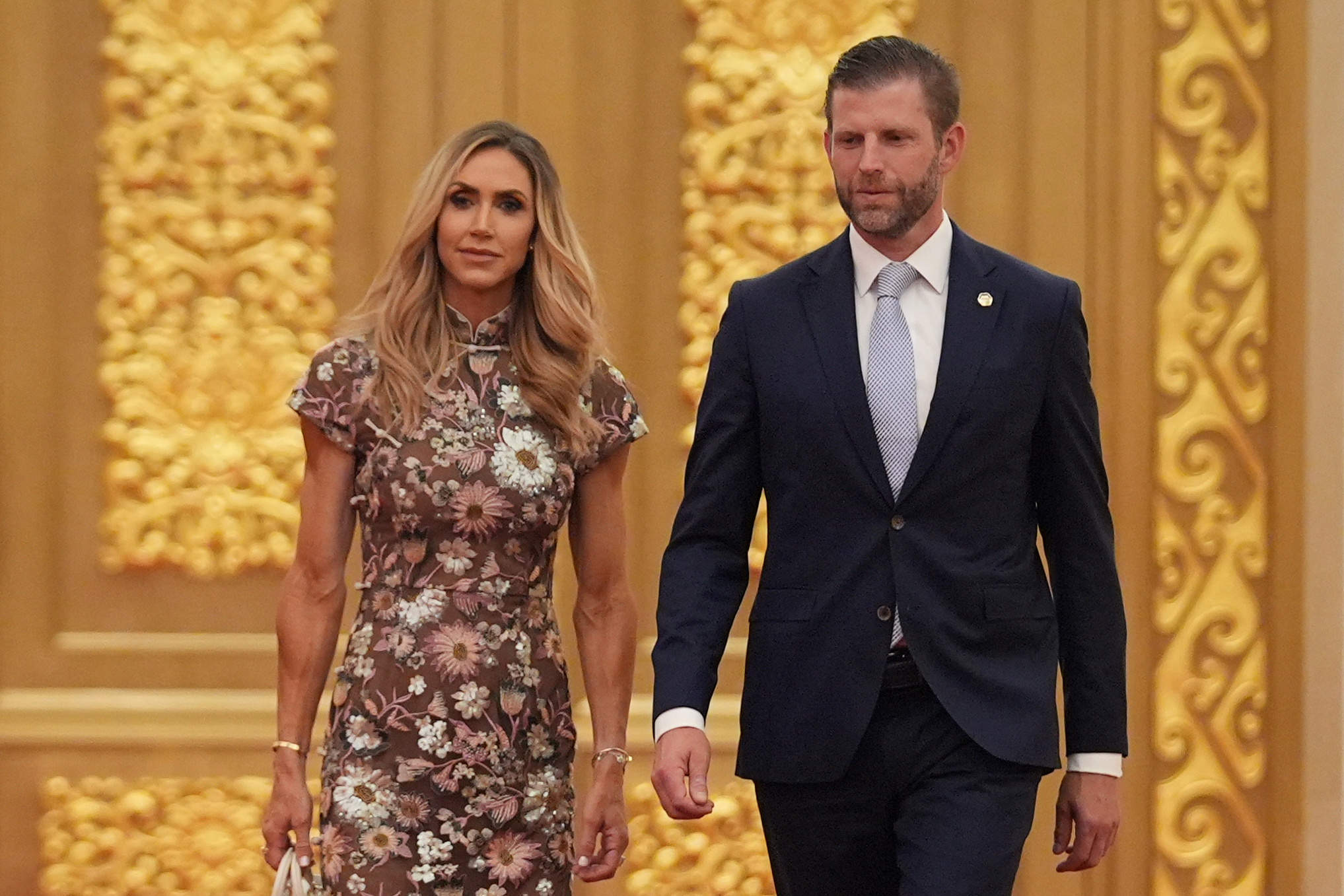 Eric Trump, à droite, et son épouse Lara arrivent à un dîner officiel organisé en l'honneur du président Donald Trump et du président chinois Xi Jinping au Grand Hall du Peuple, le jeudi 14 mai 2026, à Pékin. © AP Photo/Mark Schiefelbein