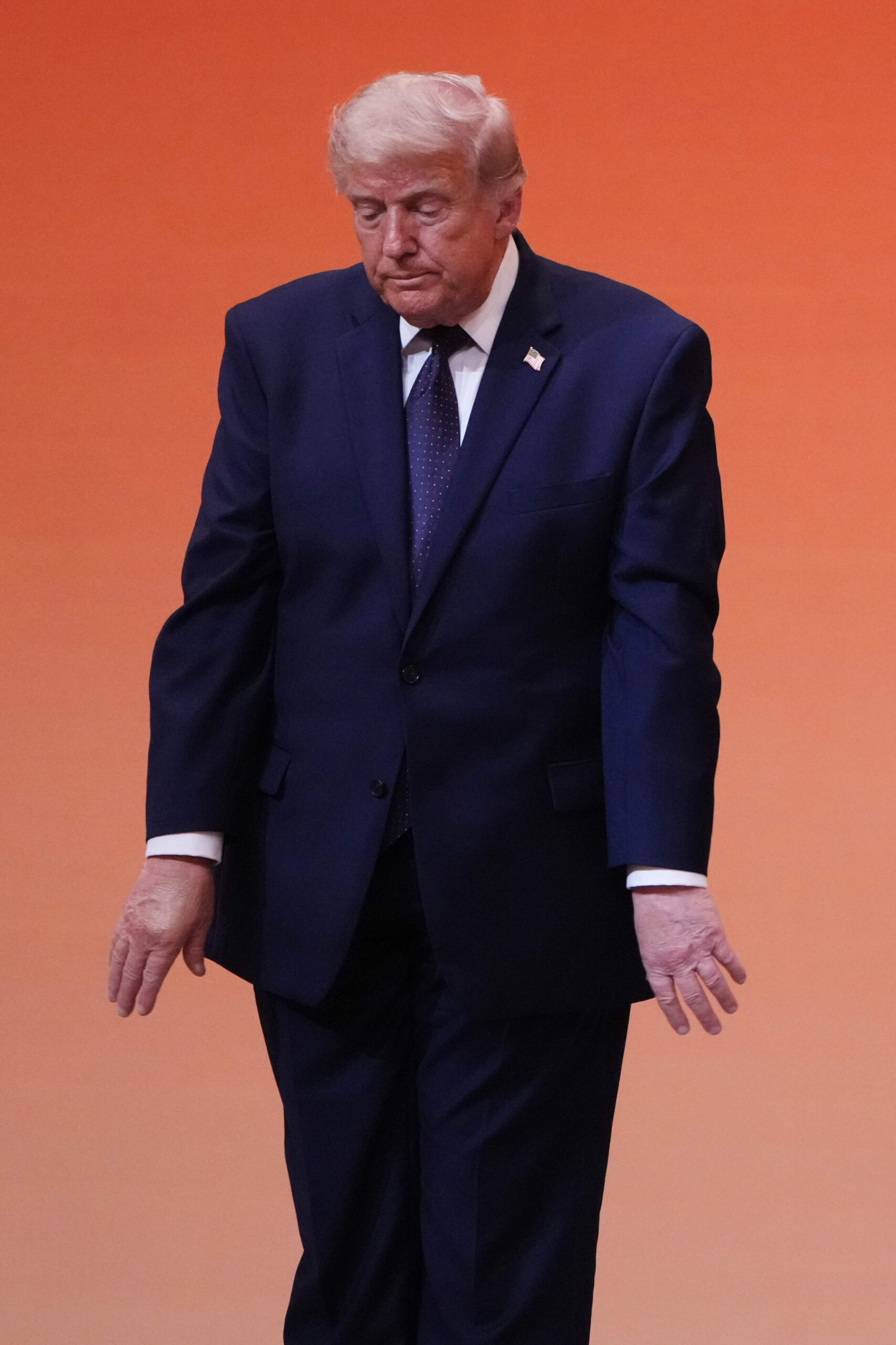 Le président Donald Trump se lève après son discours lors du dîner d'État avec le président chinois Xi Jinping au Grand Hall du Peuple, le jeudi 14 mai 2026, à Pékin. © AP Photo/Mark Schiefelbein