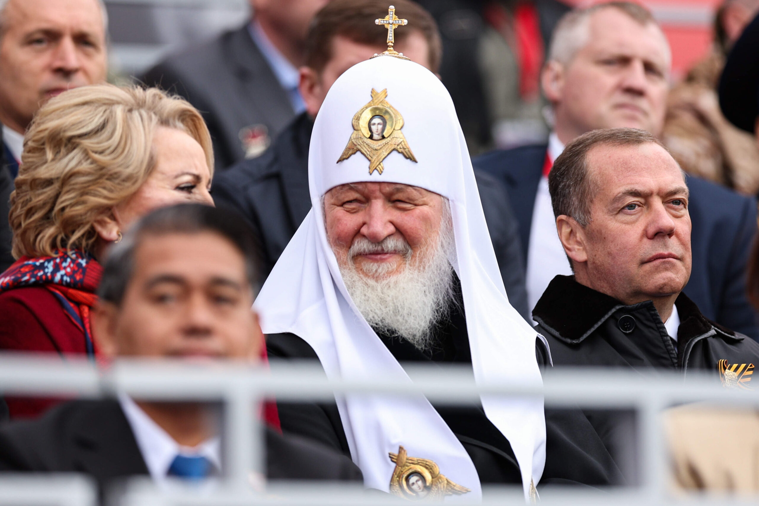 Aux premières loges de la parade, le patriarche Kirill et l'ancien président Medvedev, têtes de gondole du dispositif de la propagande poutinienne. © Alexander Shcherbak