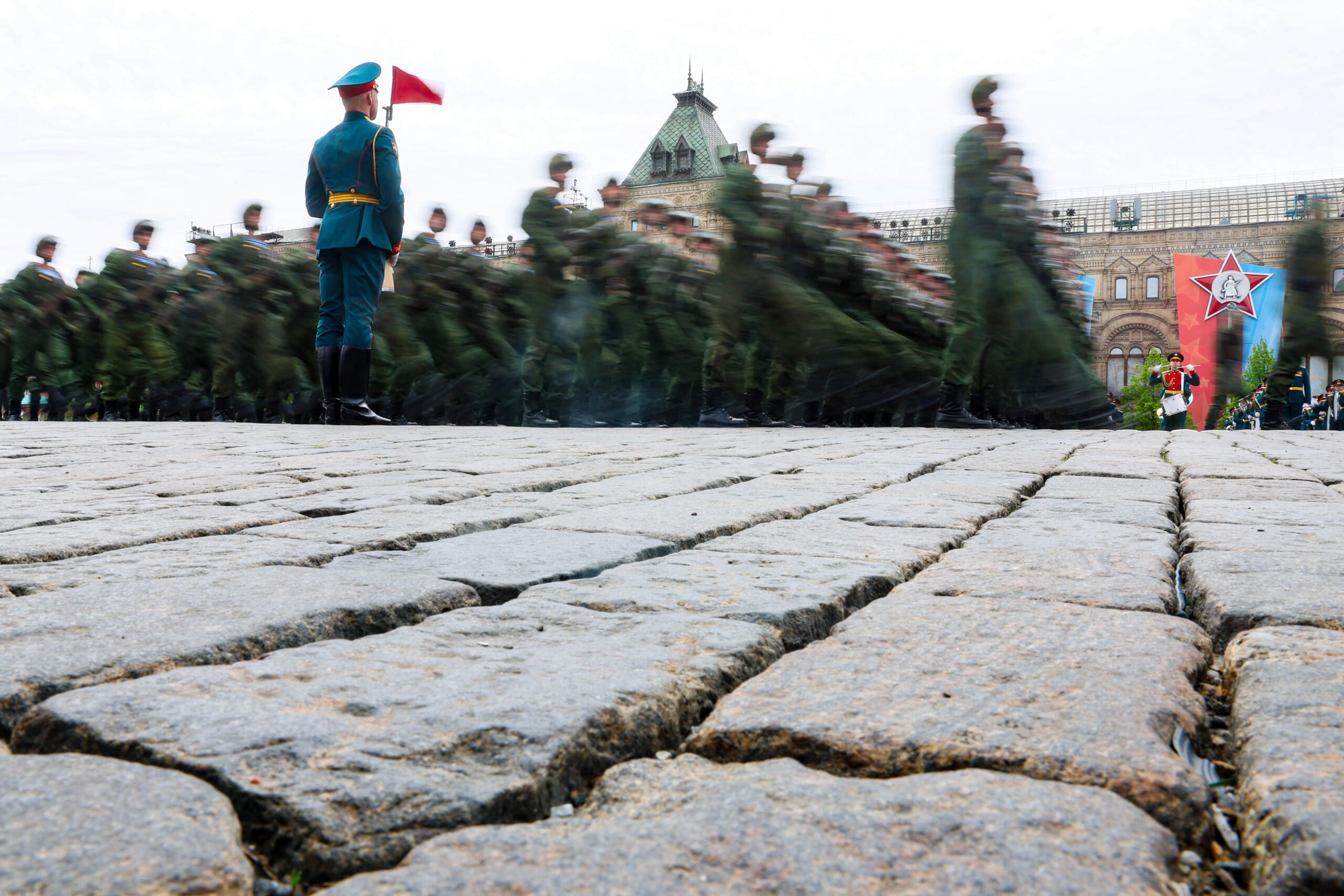 Sur les pavés disjoints de la Place Rouge, un nombre restreint de soldats ont paradé pour le défilé qui n'aura duré au total que 45 minutes. © Alexander Shcherbak