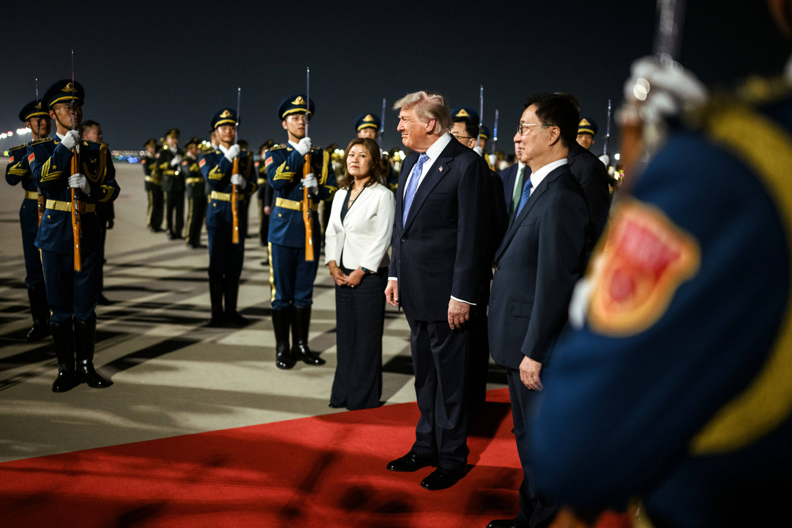 Le président Donald Trump arrive à l'aéroport international de Pékin, en Chine, le mercredi 13 mai 2026, où il est accueilli par le vice-président chinois Han Zheng. © The White House/UPI 