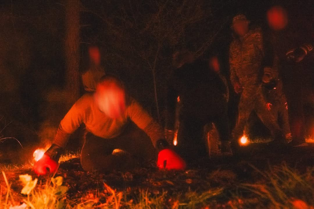«Après l'exposé du commandant sur le rôle de la force et de la violence dans la formation du caractère masculin, la détermination des recrues est mise à l'épreuve !»