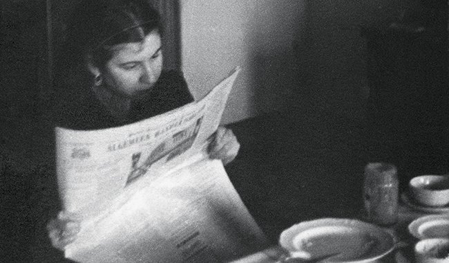Hillesum lisant les nouvelles (photographie non datée).