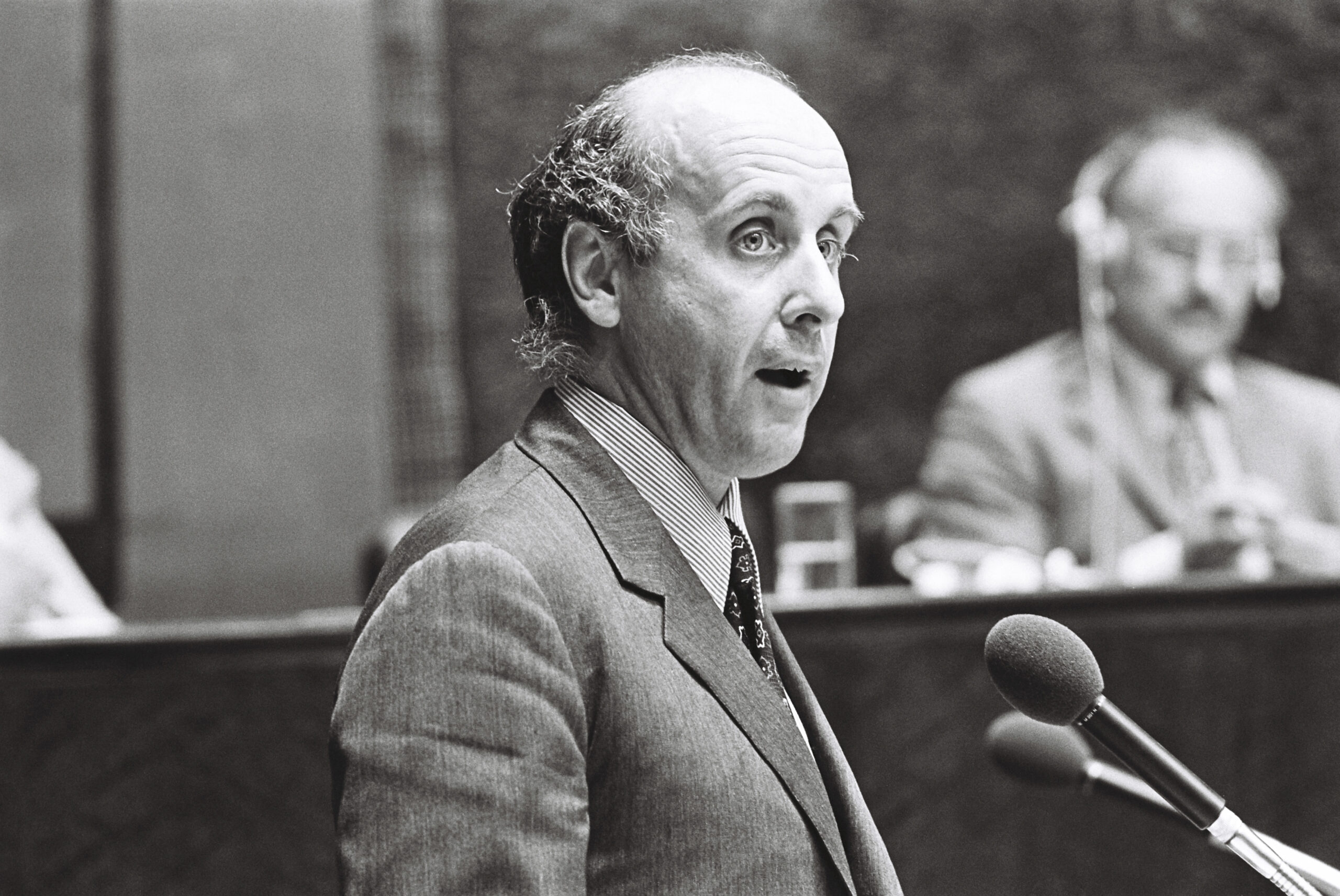 Étienne Davignon, alors Commissaire Européen au Marché intérieur, à l'Union douanière, et aux Affaires industrielles lors d’une session au Luxembourg en juillet 1977. © Communautés européennes, 1977