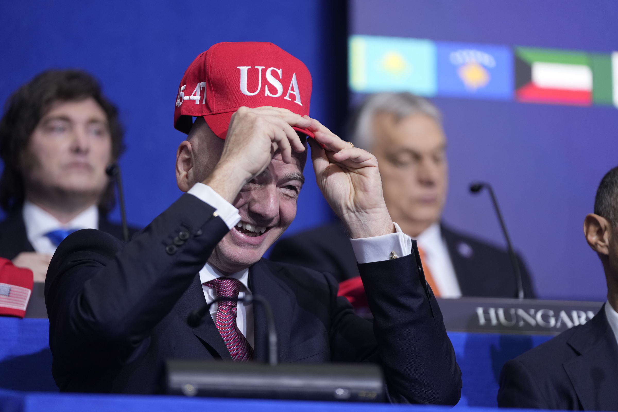 Pendant la première réunion du Board of Peace, le moment «MAGA» d'Infantino passe par une casquette rouge. © AP/SIPA