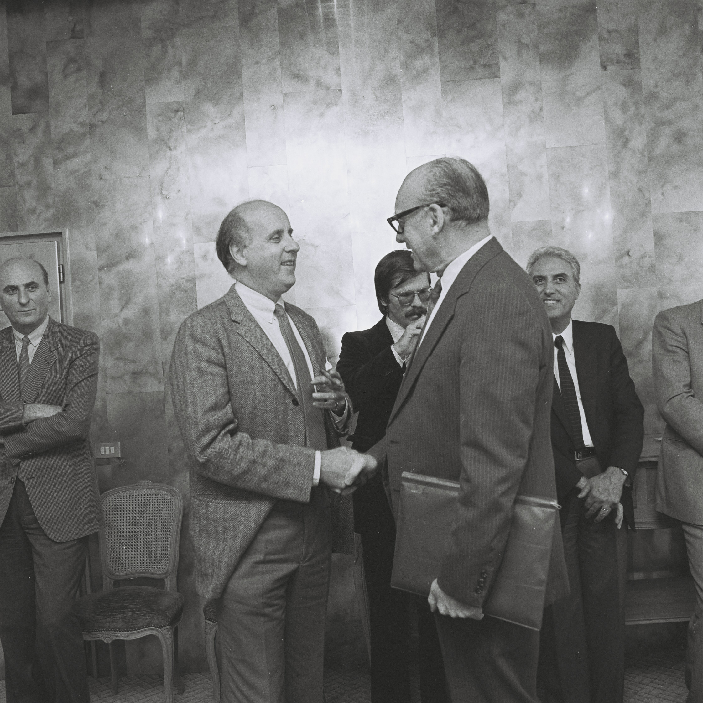 Étienne Davignon serre la main du chef de la mission des États-Unis, après la signature d'un accord de coopération sur l'échange d'informations pour la gestion des déchets radioactifs. © Communautés européennes, 1982