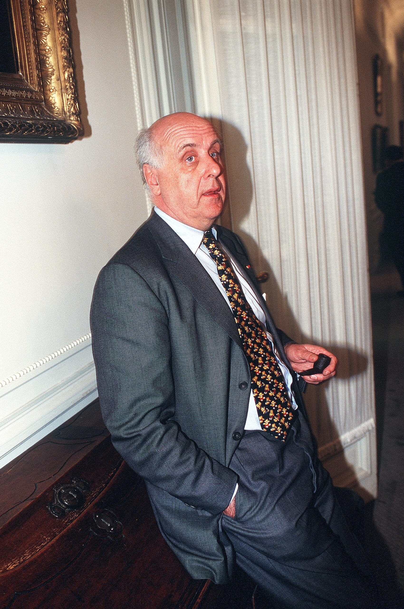 Étienne Davignon, la main dans la poche, photographié dans son château en février 1995. © DELESSARD/NECO/SIPA