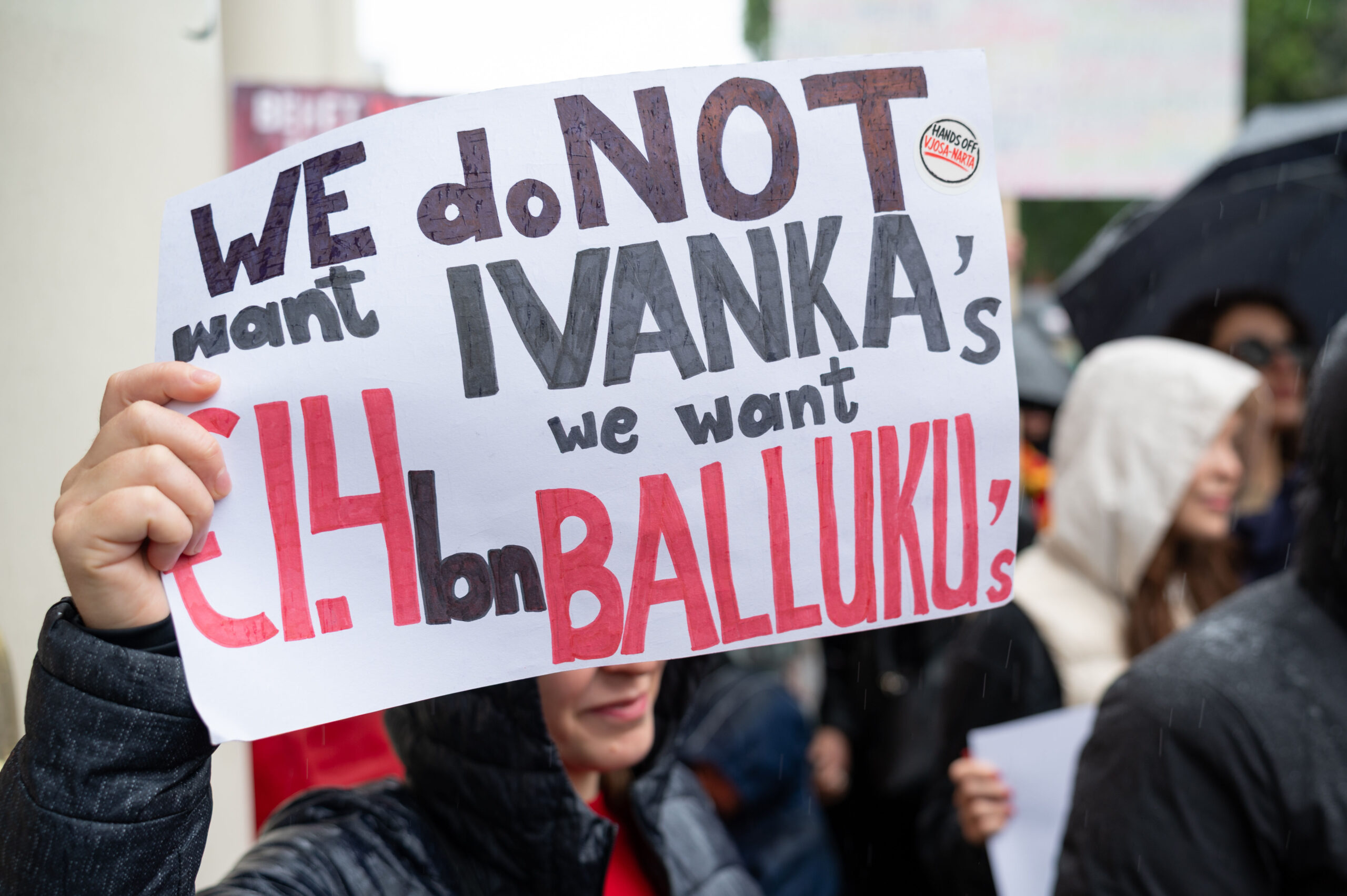 Cette affiche vise l'ancienne vice-première ministre du gouvernement Rama Belina Balluku, démise de ses fonctions en février dernier après des accusations de corruption. On peut y lire : «Nous ne voulons pas des 1,4 milliards d'Ivanka, nous voulons ceux de Balluku»© Andrea Domeniconi