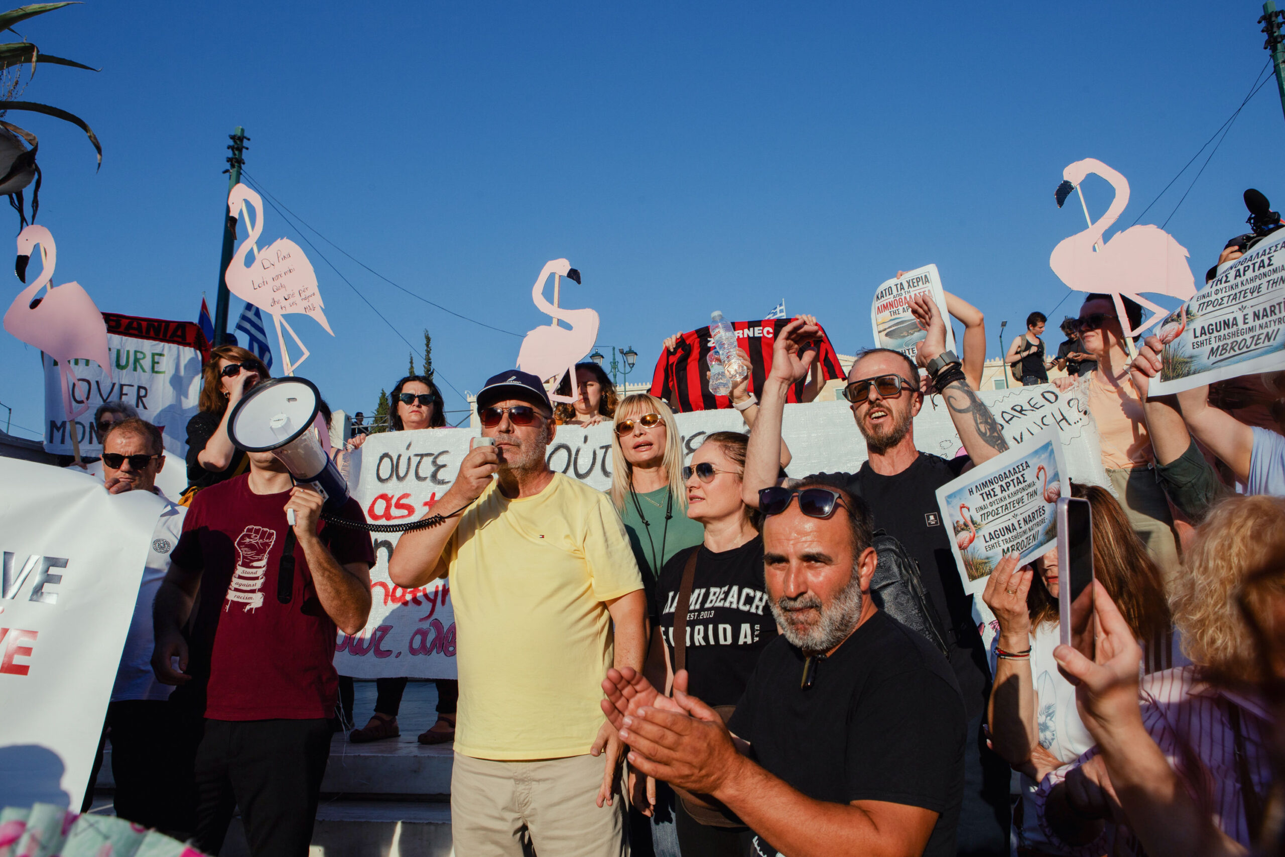 Le mouvement des flamants roses est également très relayé à Athènes : ici des manifestants se réunissent sur la place Sýntagma. © Elvis Takahashi Mantello