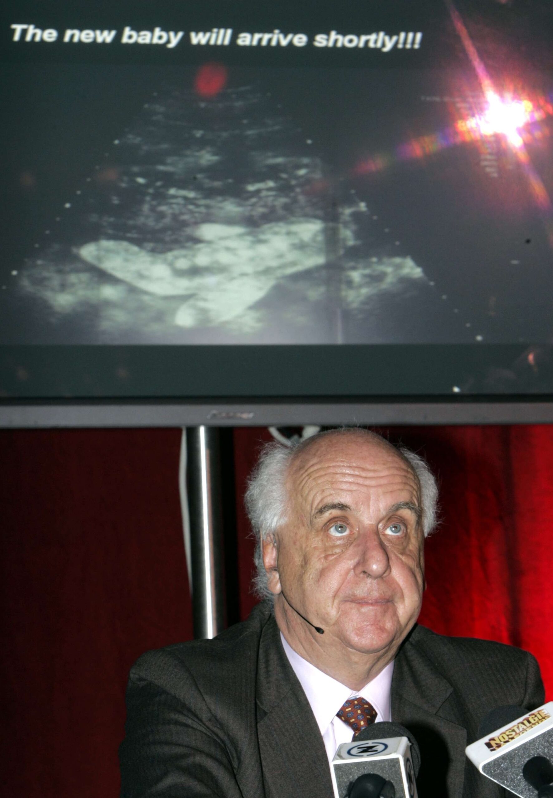 Mardi 7 novembre 2006, Étienne Davignon répond aux questions des journalistes lors du lancement de la nouvelle compagnie Brussels Airlines. © AP Photo/Virginia Mayo