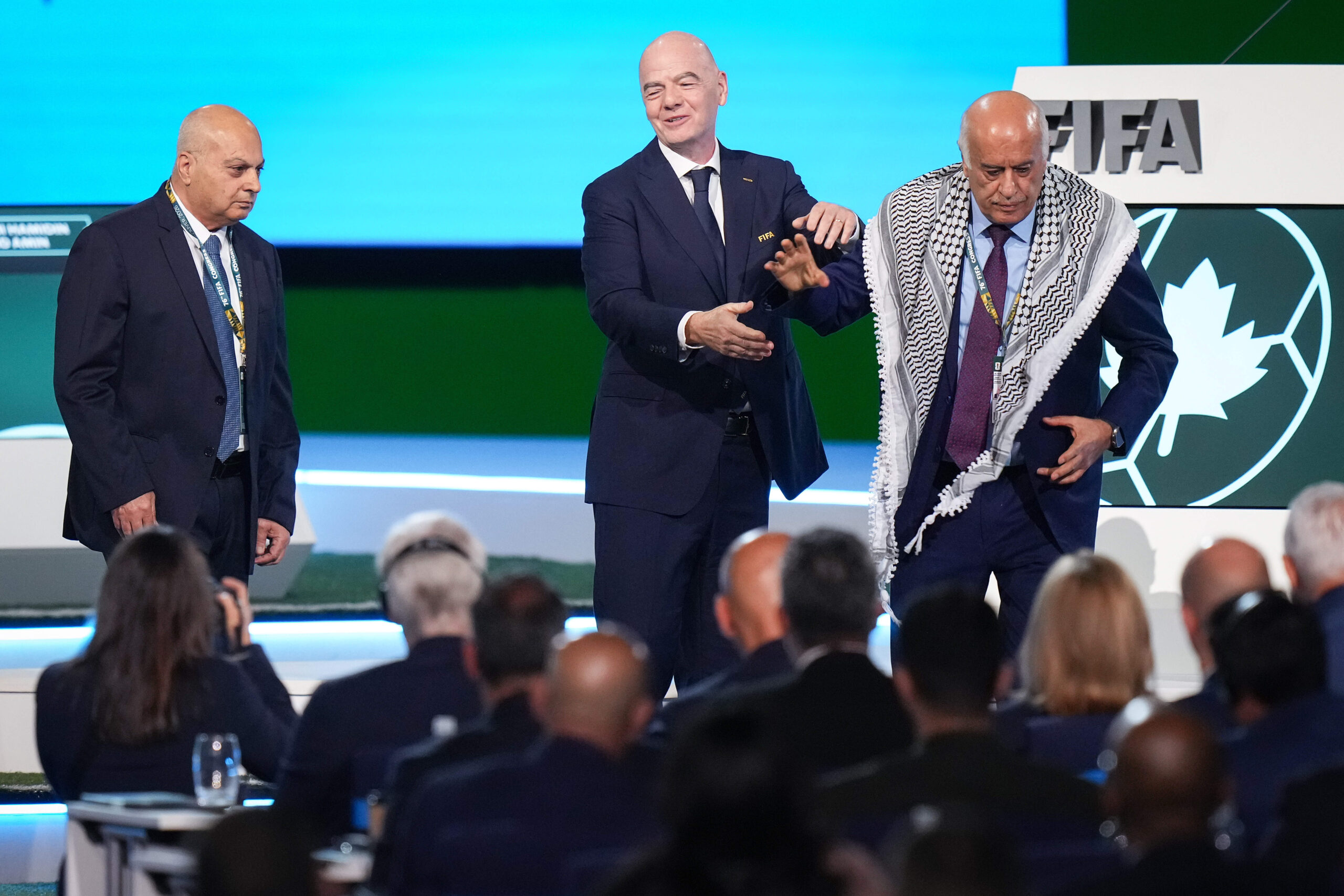 Au cours du Congrès, Djibril Rajoub a refusé de serrer la main à Basim Sheikh Suliman malgré l'insistance d'Infantino. © Darryl Dick