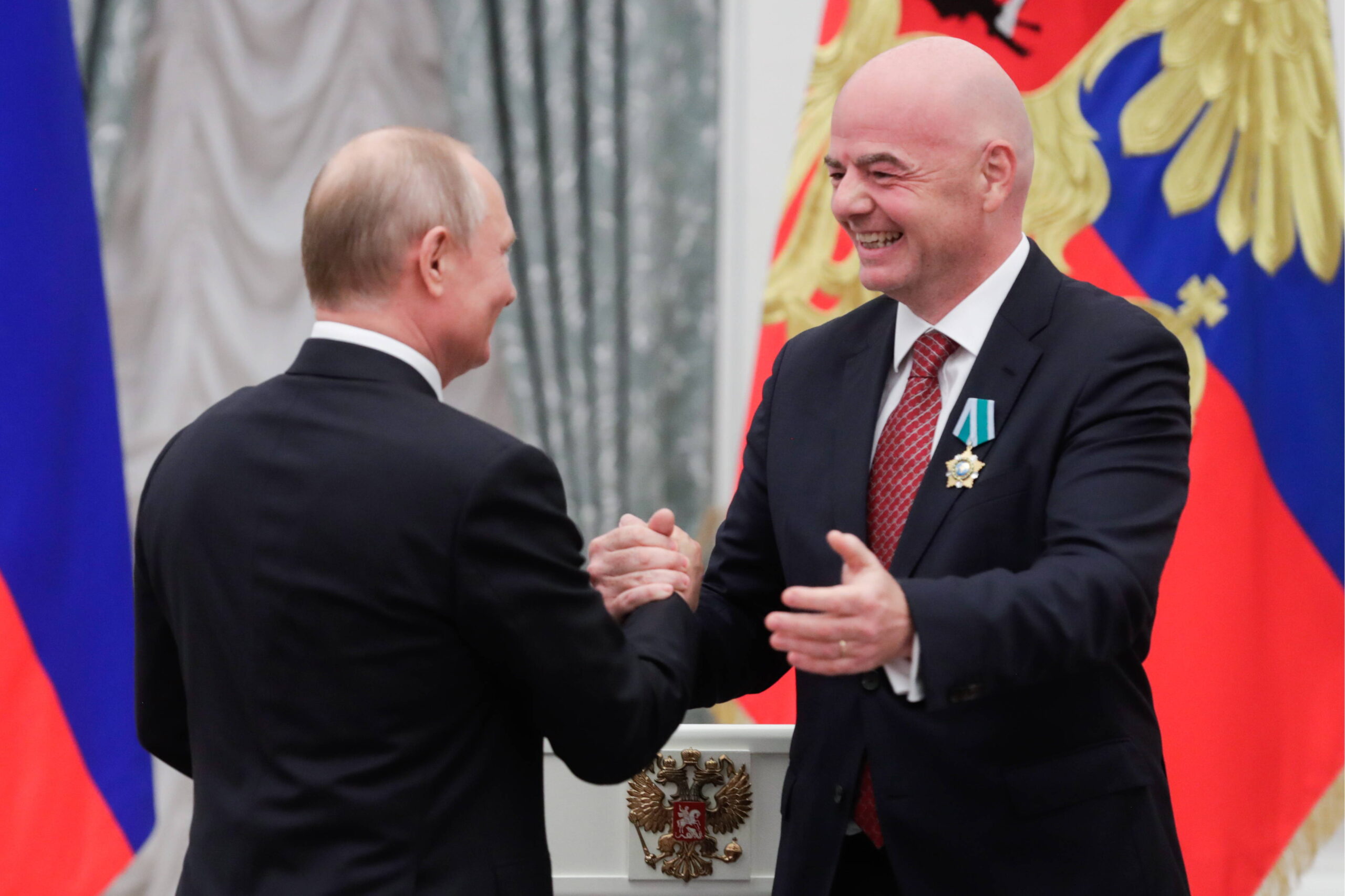 Poutine remettant l'Ordre de l'Amitié au président de la FIFA au Kremlin. © Mikhail Metzel