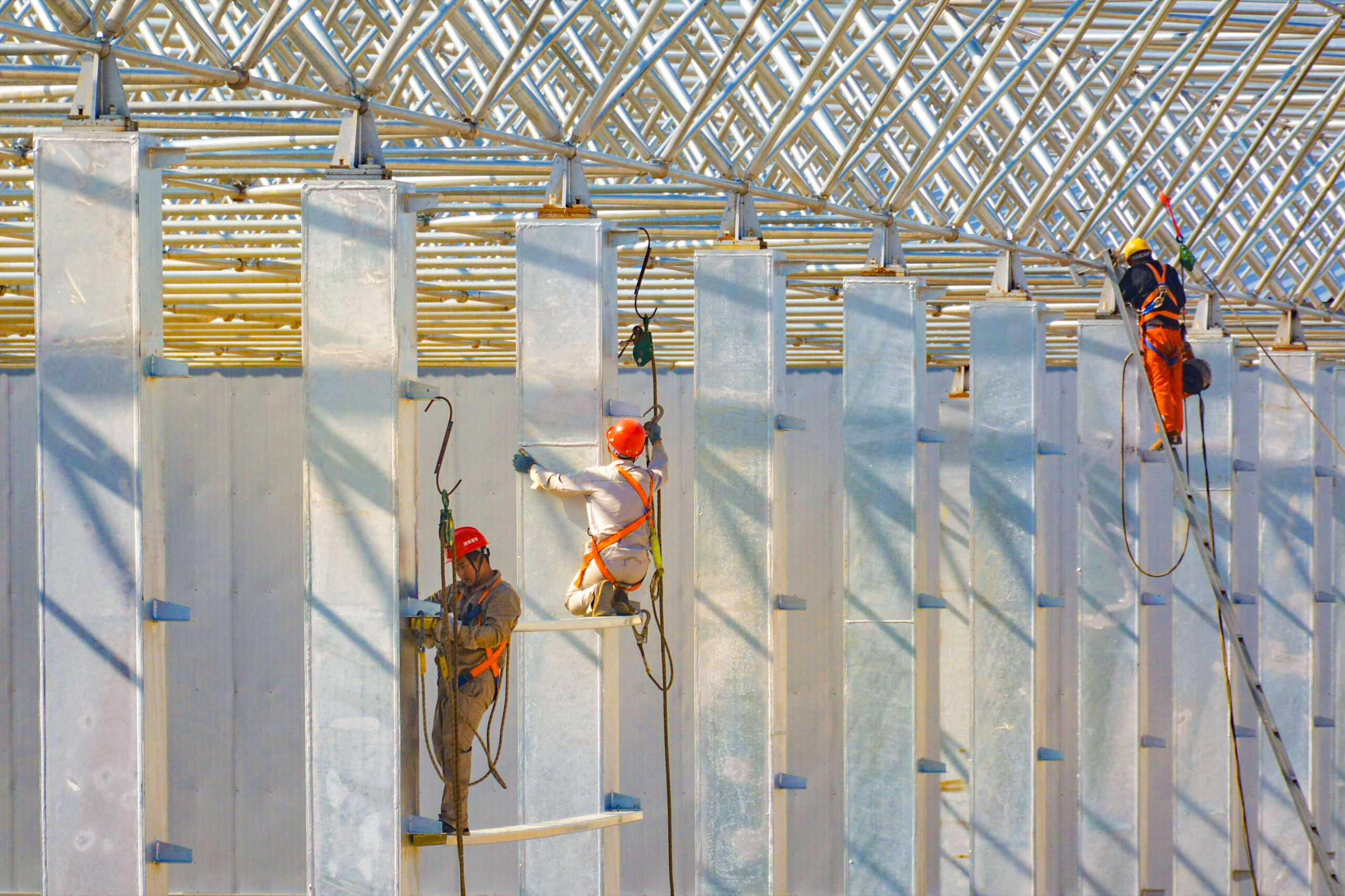 Des ouvriers travaillent à la construction de la structure principale sur le chantier d'un projet de base industrielle agricole moderne à Yuexi, dans la ville d'Anqing, province de l'Anhui (est de la Chine), le 14 juin 2026. © VCG
