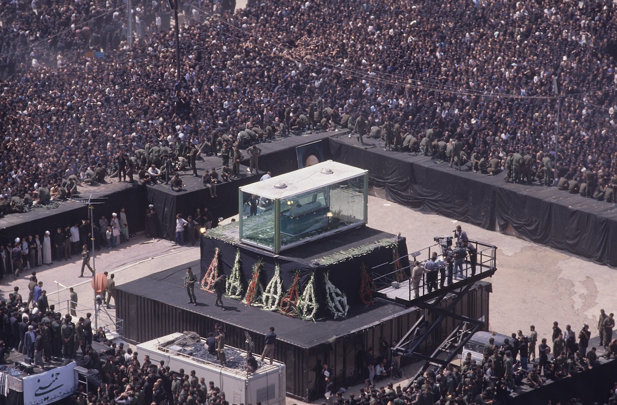 Le corps de l'ayatollah Khomeini repose dans une immense pièce transparente et climatisée située sur le site de prière collective de Mosalla, le 4 juin 1989. Des milliers de Gardiens de la révolution assurent la sécurité. © Kaveh Kazemi/Getty 