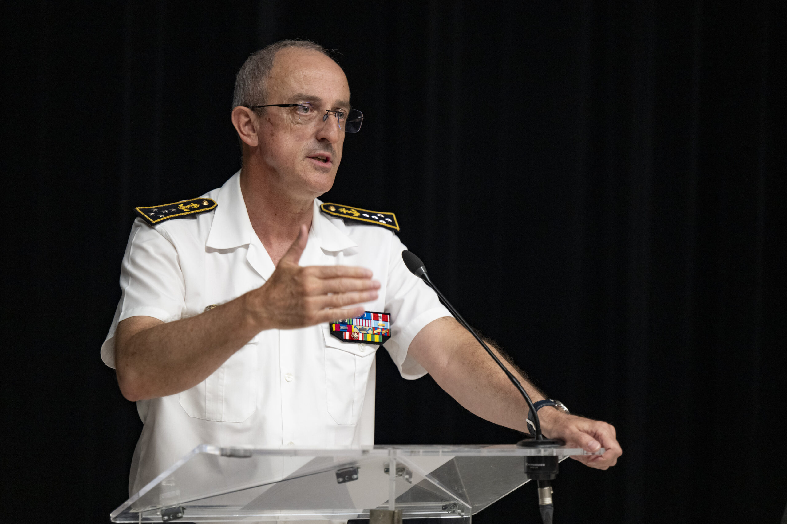 L'amiral Vaujour s'exprime à la tribune de l'École normale supérieure lors d'une conférence organisée par la revue.