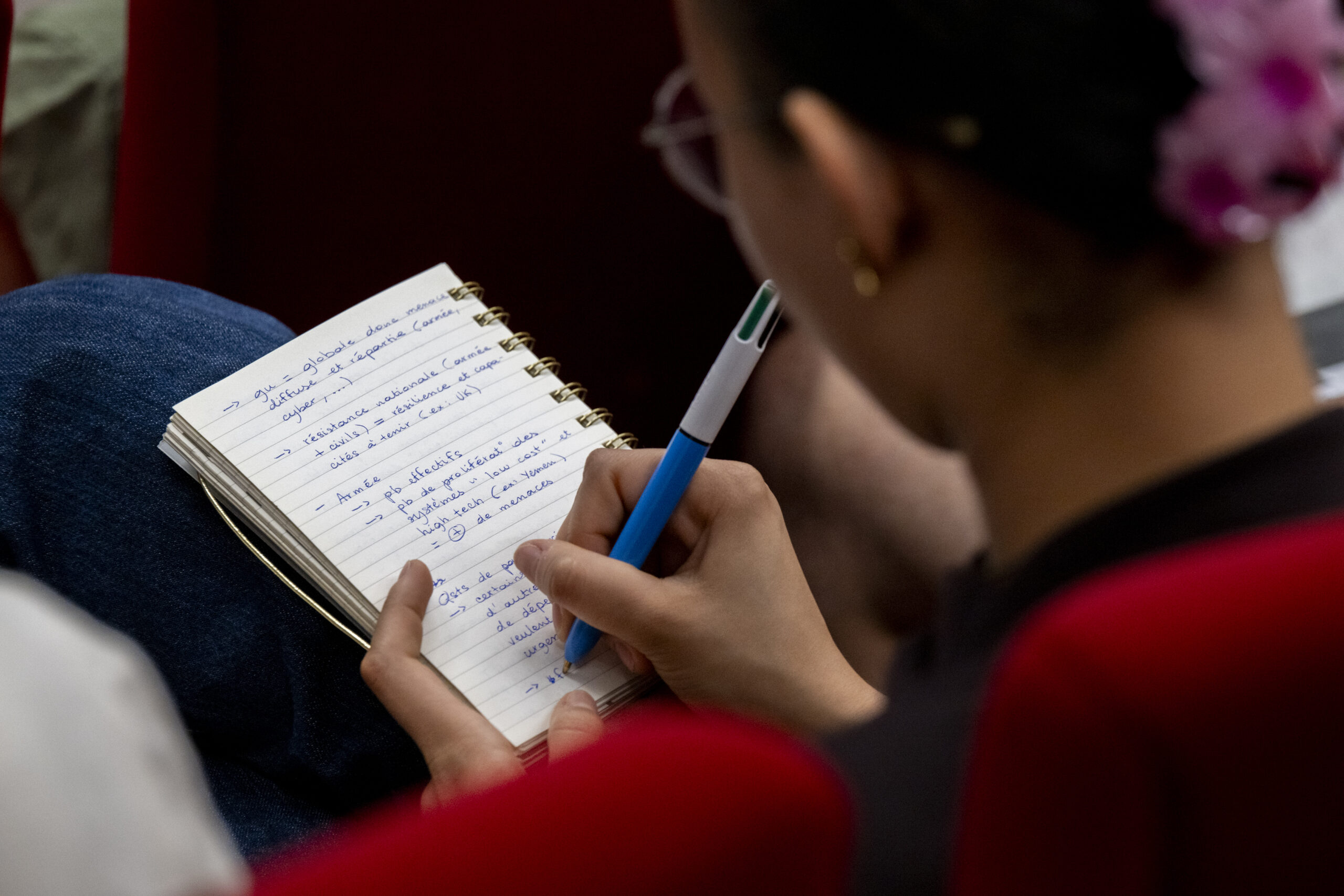 Prise de notes dans l'amphithéâtre Jaurès de l'École normale supérieure.