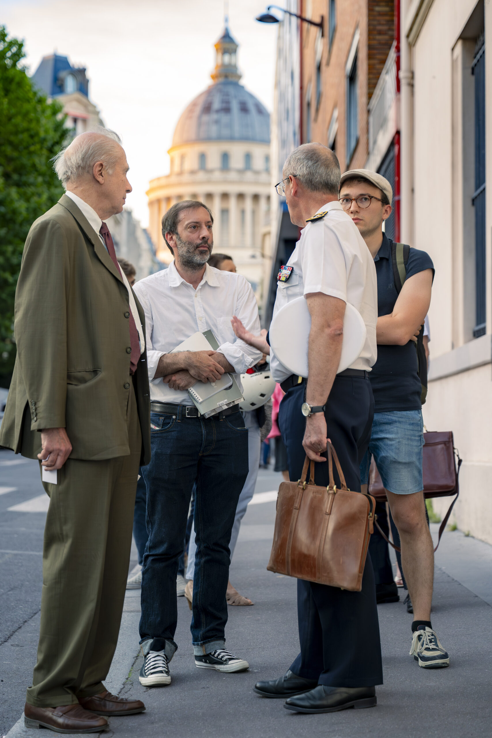 À l'issue de la rencontre, l'amiral Vaujour poursuit la discussion avec des participants, rue d'Ulm, devant le Panthéon.