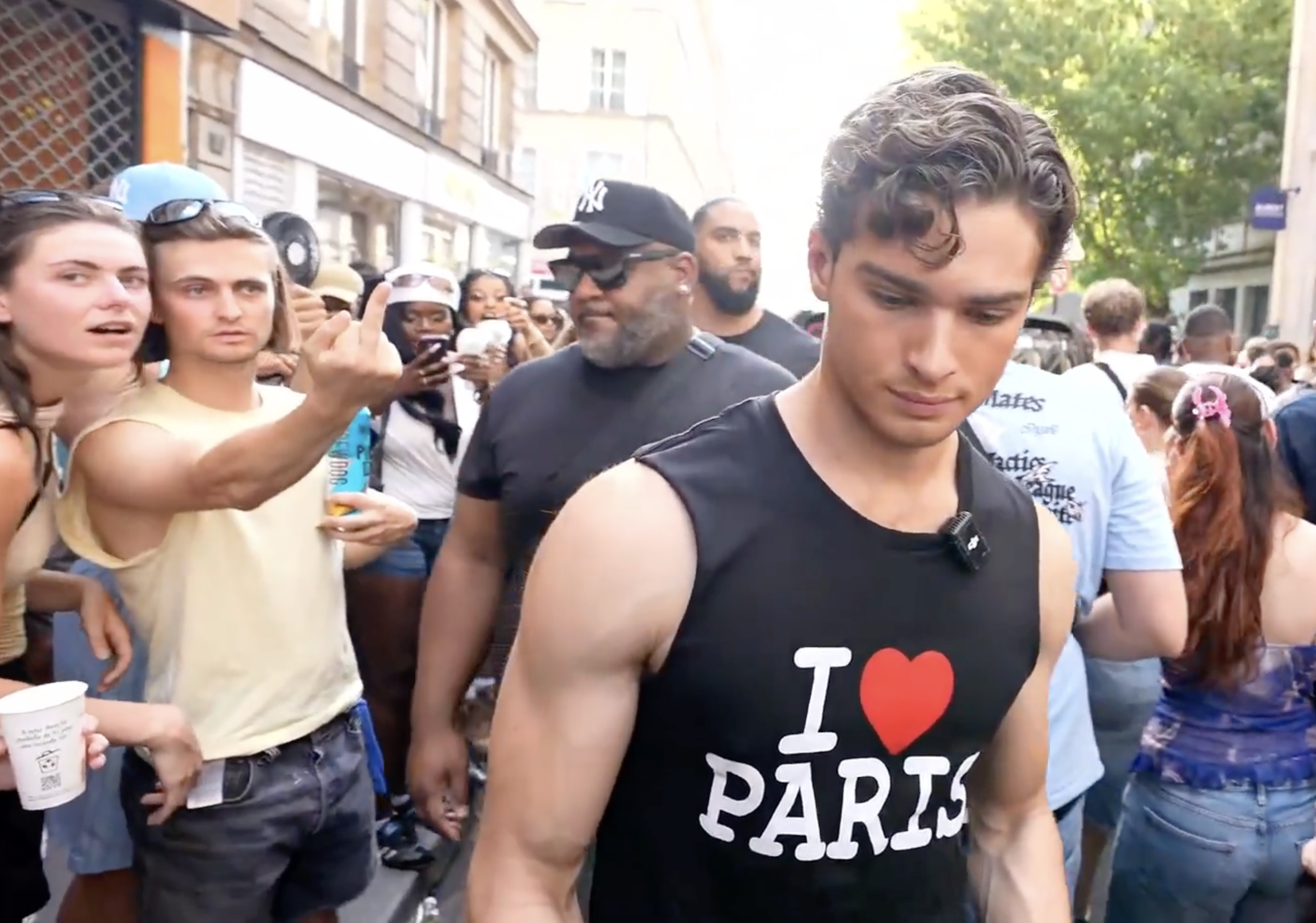 Le rejet et la controverse suscités par sa présence à Paris ont contribué à attirer l'attention sur le voyage de Braden Peters et sur l'événement de 424, et deviennent partie intégrante du spectacle numérique.