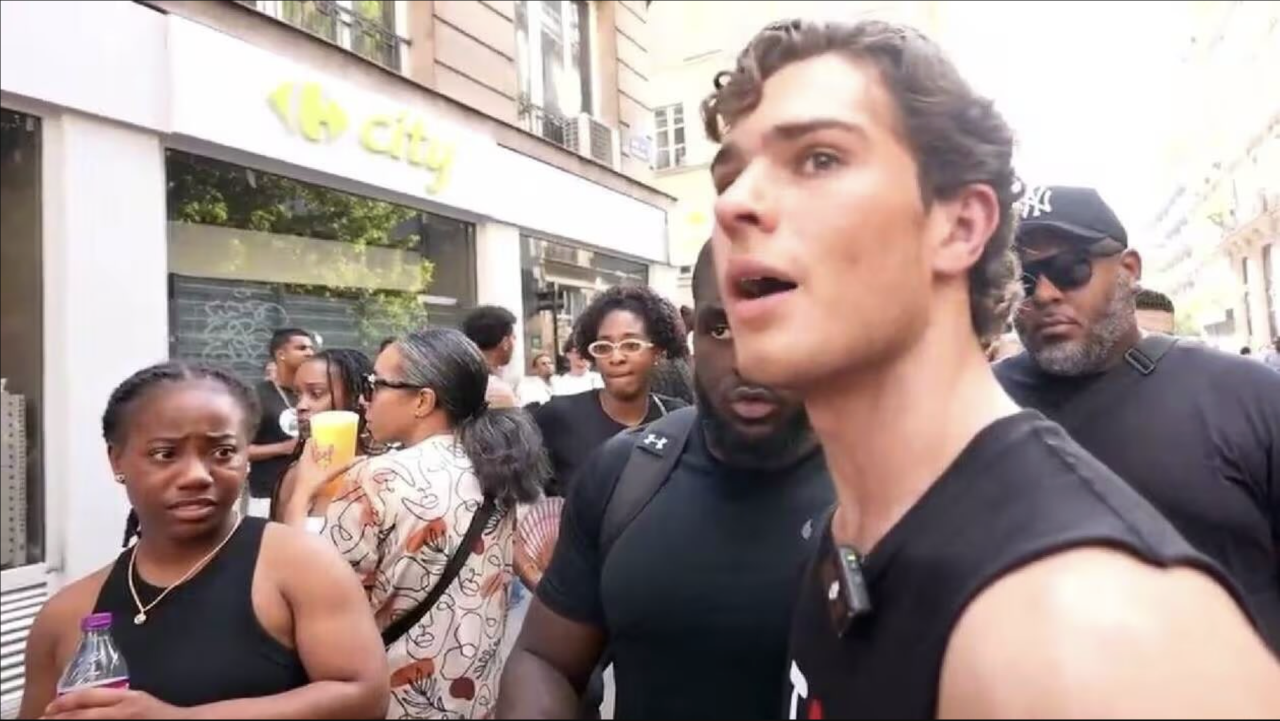 Braden Peters émet de nombreuses remarques sur le nombre de personnes de couleur à Paris lors de la Fête de la musique, le 21 juin, allant jusqu'à comparer Paris à un «ghetto». Ses streams sont régulièrement le véhicule de remarques racistes destinées à provoquer la controverse.