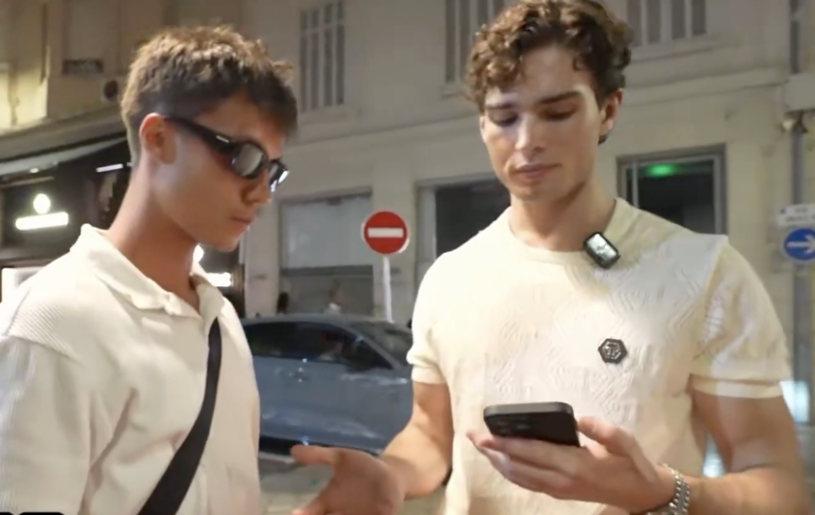 La logique du looksmaxxing pousse à des comparaisons constantes avec d'autres hommes afin d’établir une hiérarchie. Un influenceur français insulte ici Clavicular de « tête de paf » à la suite d'une confrontation tendue.