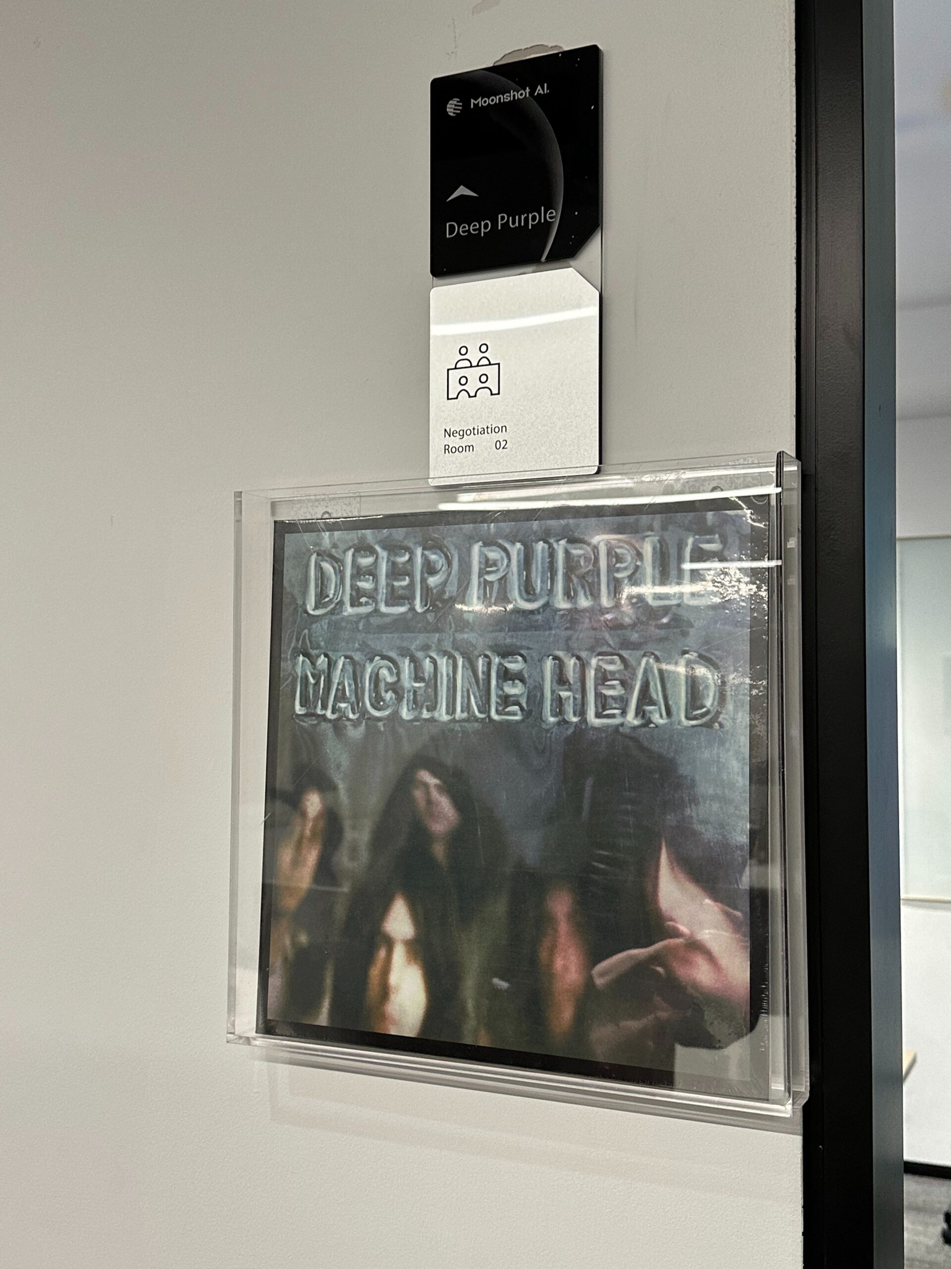 Salle Deep Purple, une Negotiation Room cette fois : sous la plaque, le vinyle de Machine Head (1972), l'album de Smoke on the Water. Photo : Crystal (@crystalsssup) / X.