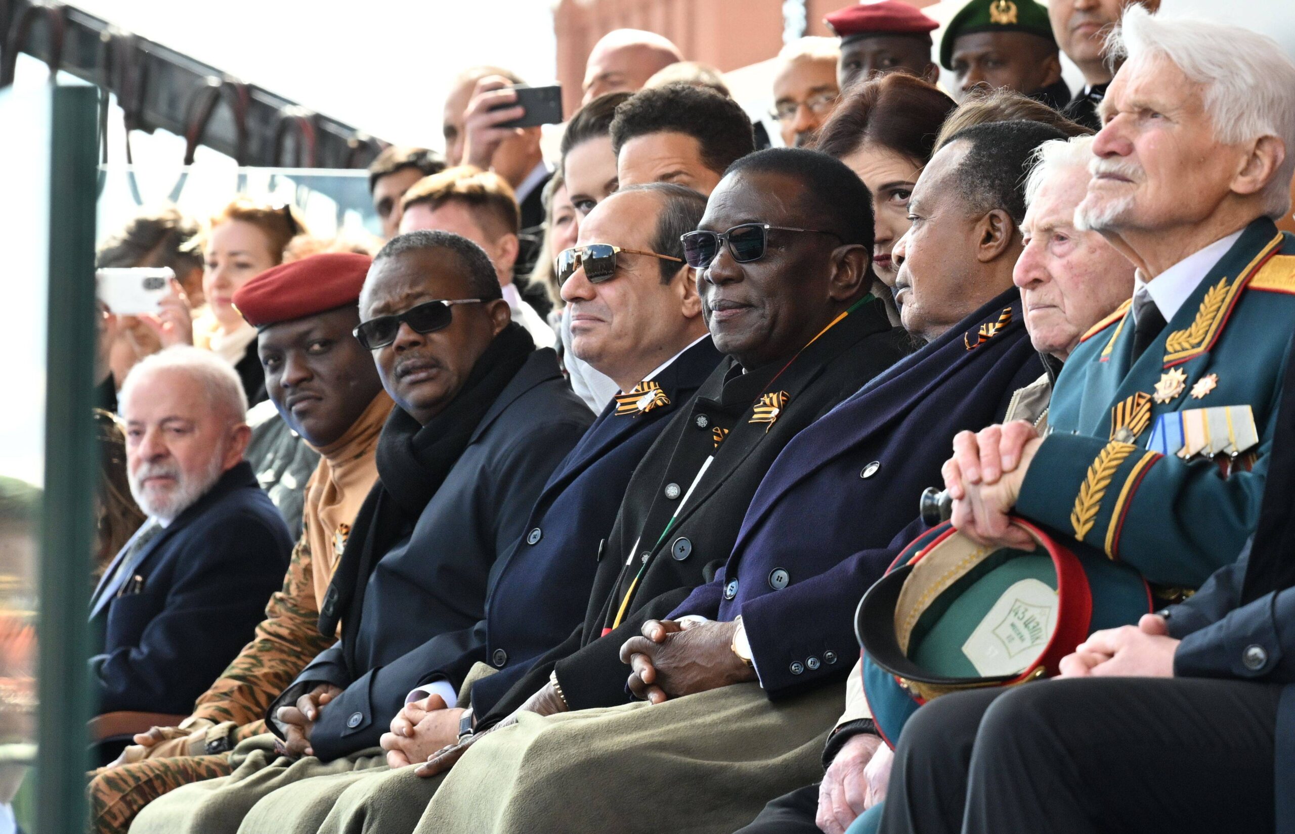 Au premier rang de la tribune présidentielle, de gauche à droite : Lula (Brésil), Ibrahim Traoré (Burkina Faso), Umaro Sissoco Embaló (Guinée-Bissau), Abdel Fattah al-Sissi (Égypte), Emmerson Mnangagwa (Zimbabwe) et Denis Sassou-Nguesso (Congo) — la «majorité mondiale» en image. Photo : RIA Novosti
