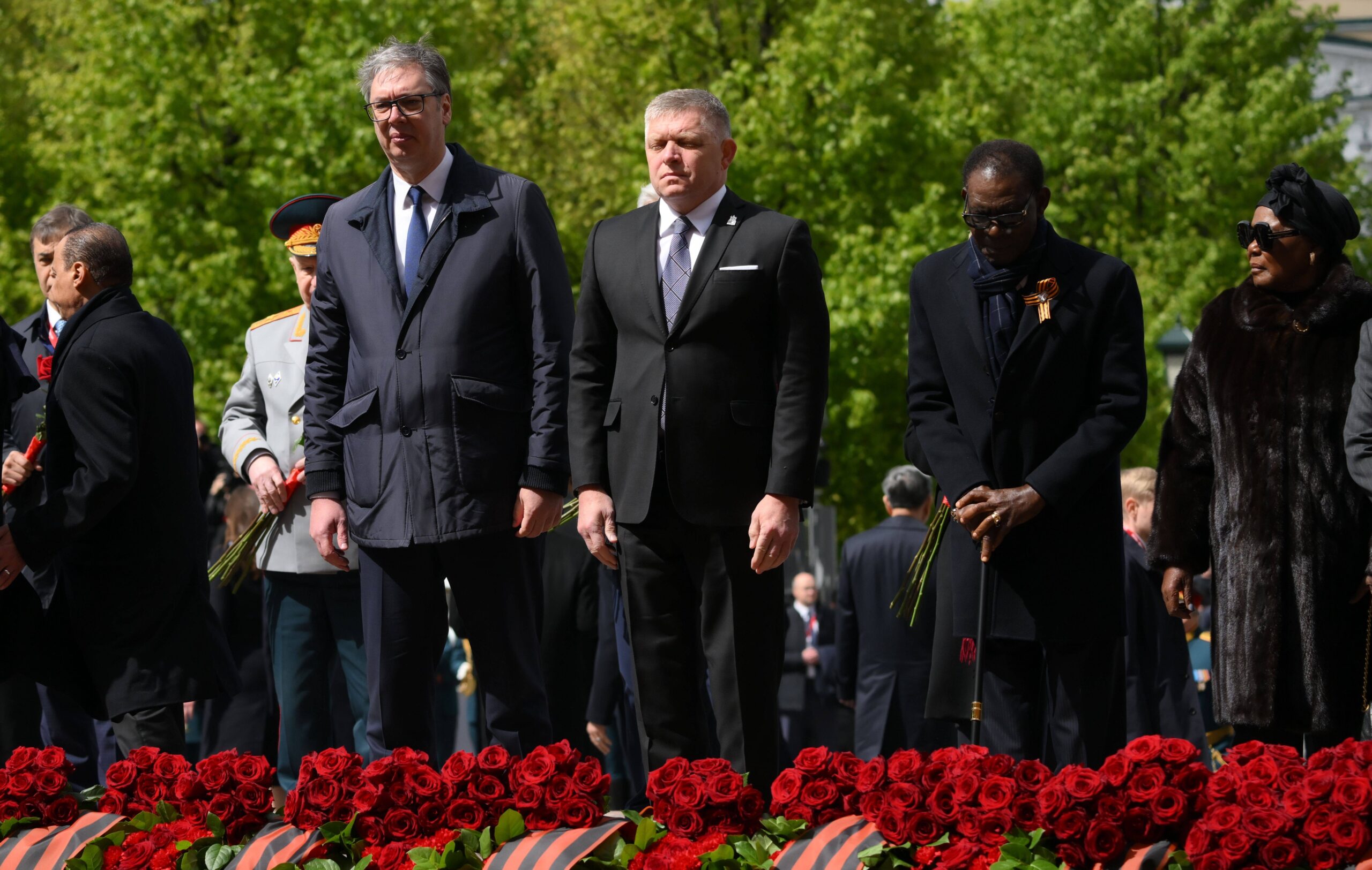 Aleksandar Vučić (gauche), Robert Fico (droite) et Teodoro Obiang (au deuxième plan) se recueillent lors du dépôt de gerbes sur la tombe du Soldat inconnu, au jardin d'Alexandre. Photo : Grigory Sysoev / RIAN Novosti