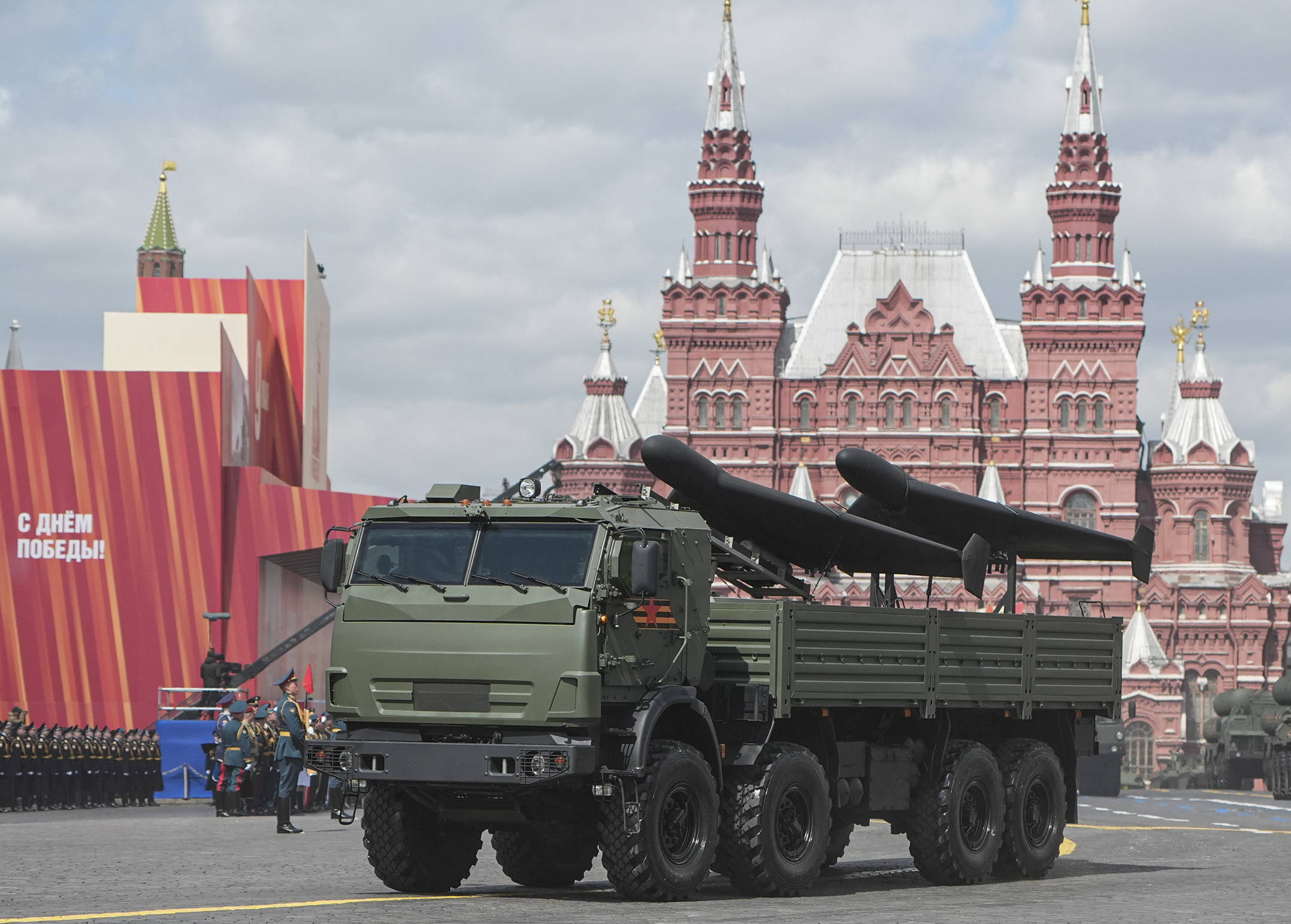 Un camion Kamaz transportant des drones d'attaque Geran sur la place Rouge. Photo : Xinhua Lai Xiangdong