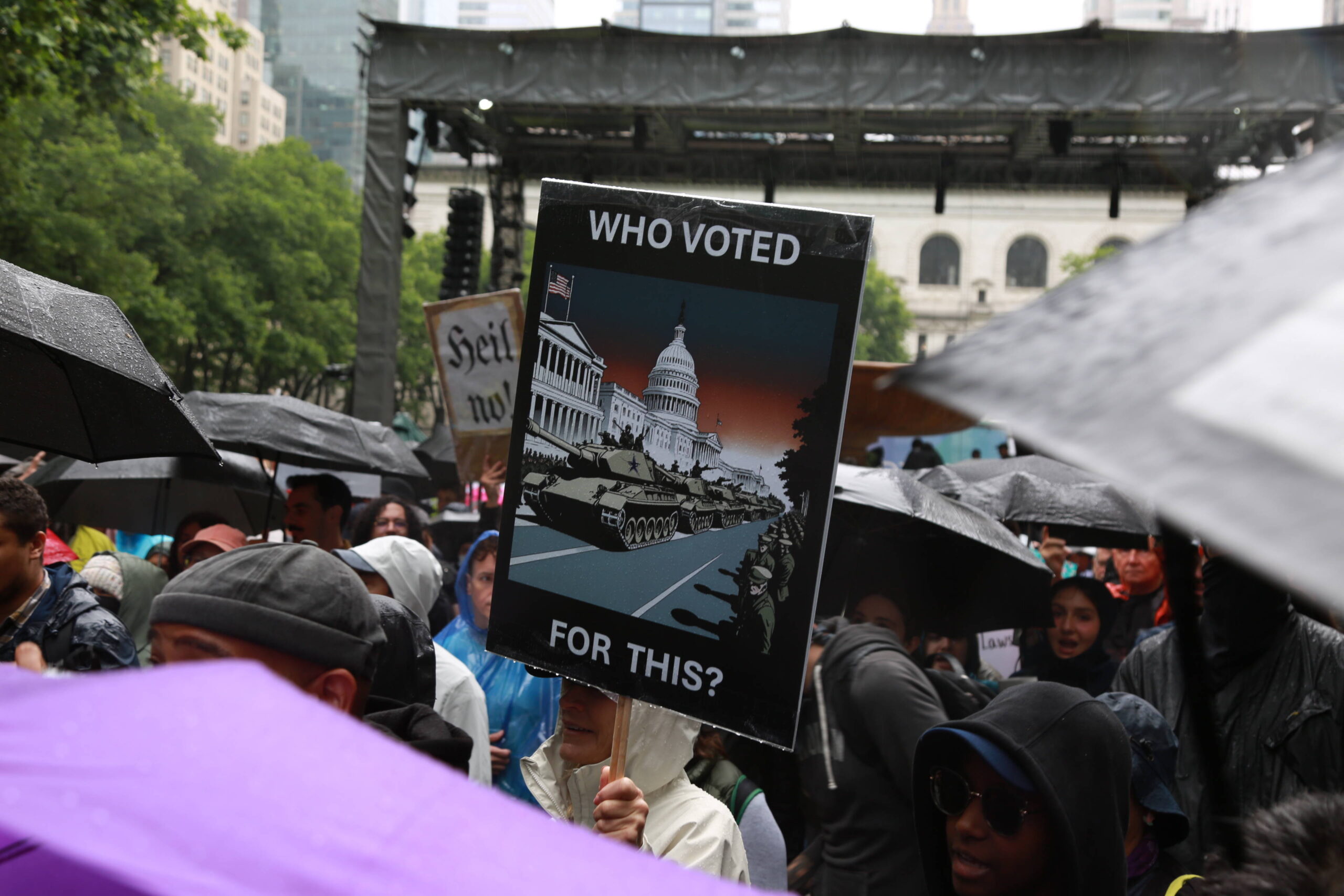 Sous la pluie de Manhattan, une pancarte résume l'argument démocratique du mouvement : «Qui a voté pour ça ?», au-dessus d'un dessin de chars paradant devant le Capitole. Photo : Jen Golbeck / SOPA