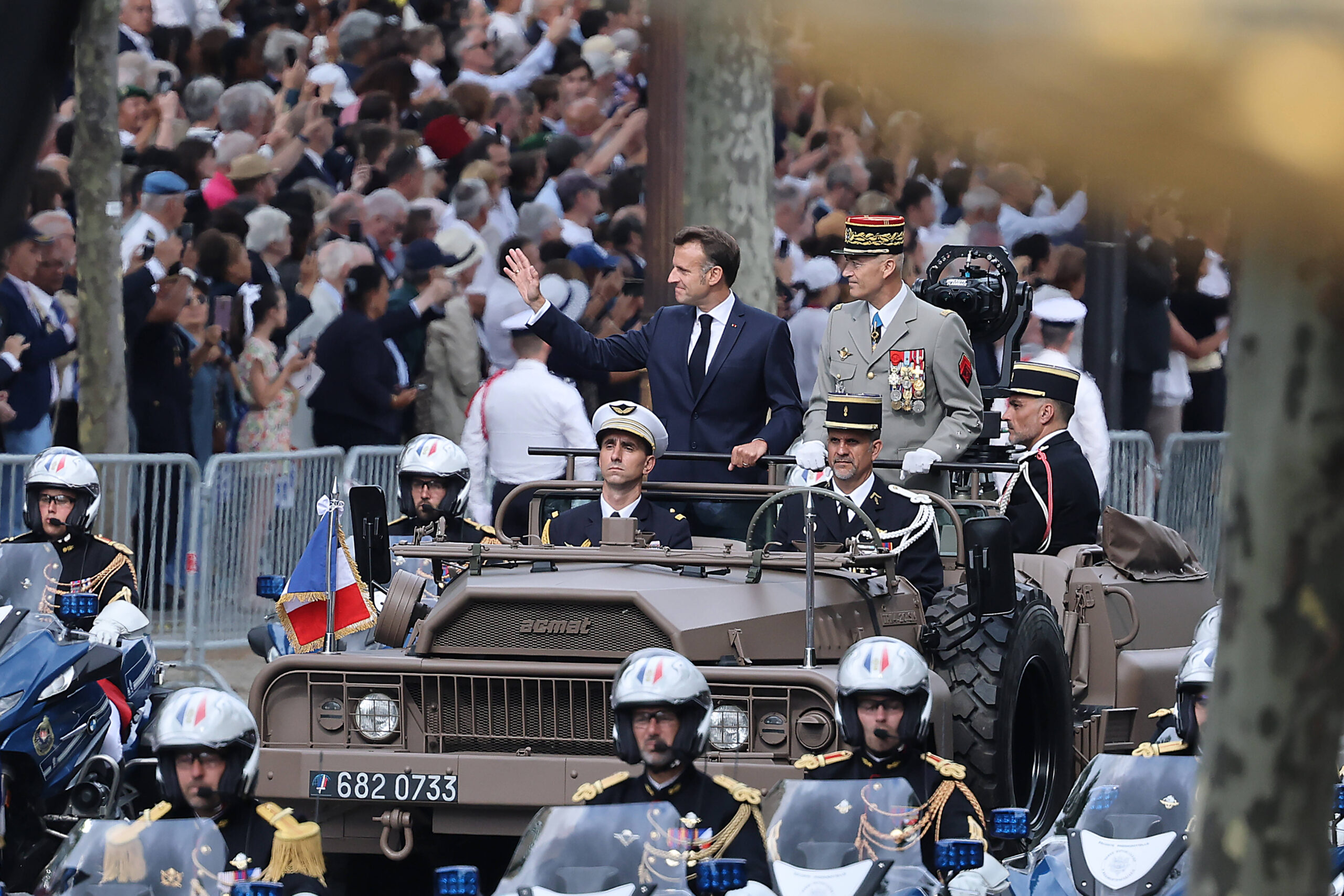 14 juillet 2025 : l'avant-dernier. Neuf ans ont passé, le budget des armées a doublé, et le président remonte les Champs avec le général Burkhard vers un défilé désormais tourné vers l'Europe. Photo : JP Pariente