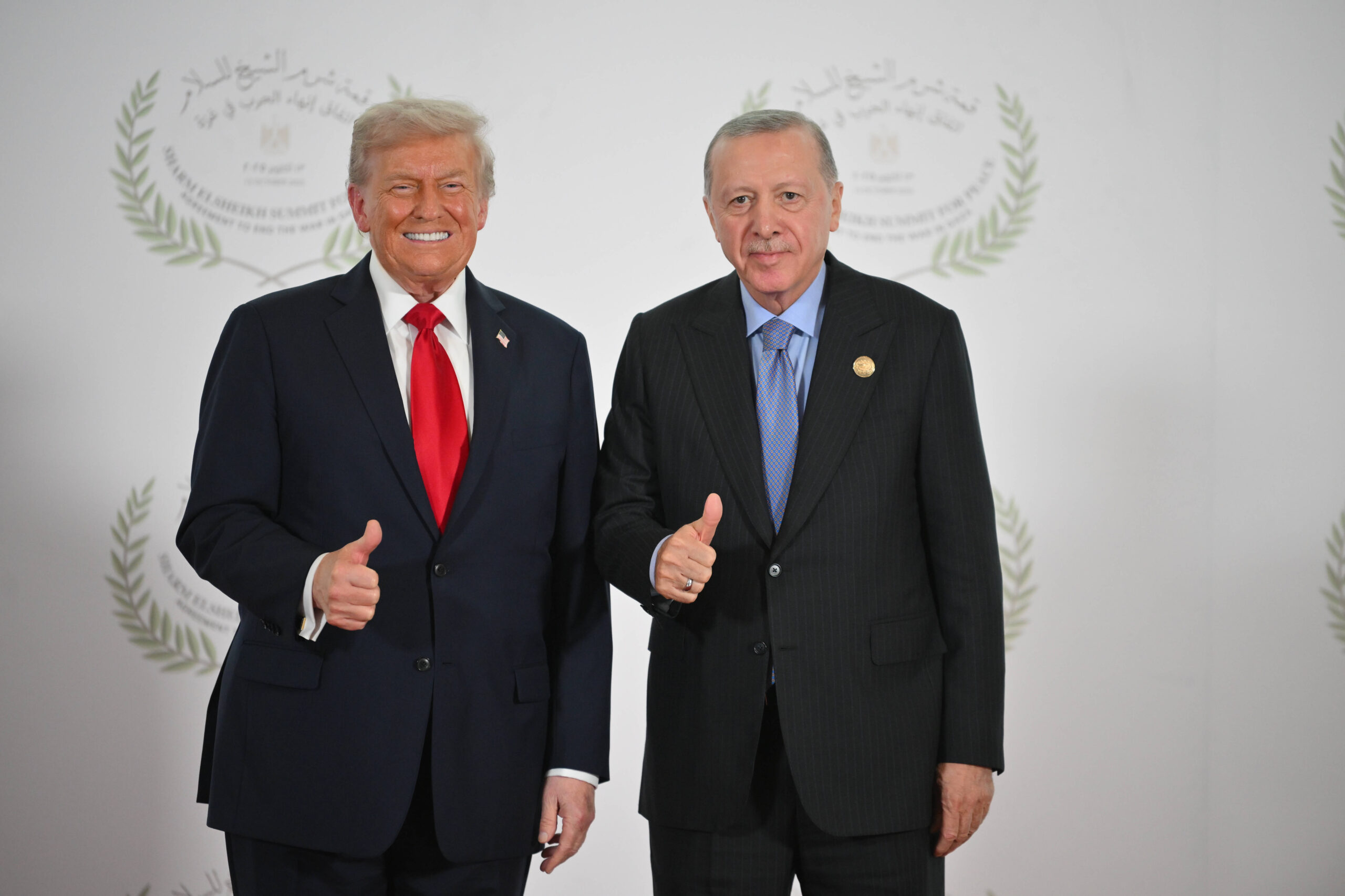 Le président américain Donald Trump et le président turc Recep Tayyip Erdoğan lors du Sommet pour la paix à Charm el-Cheikh, en Égypte, le 13 octobre 2025. 