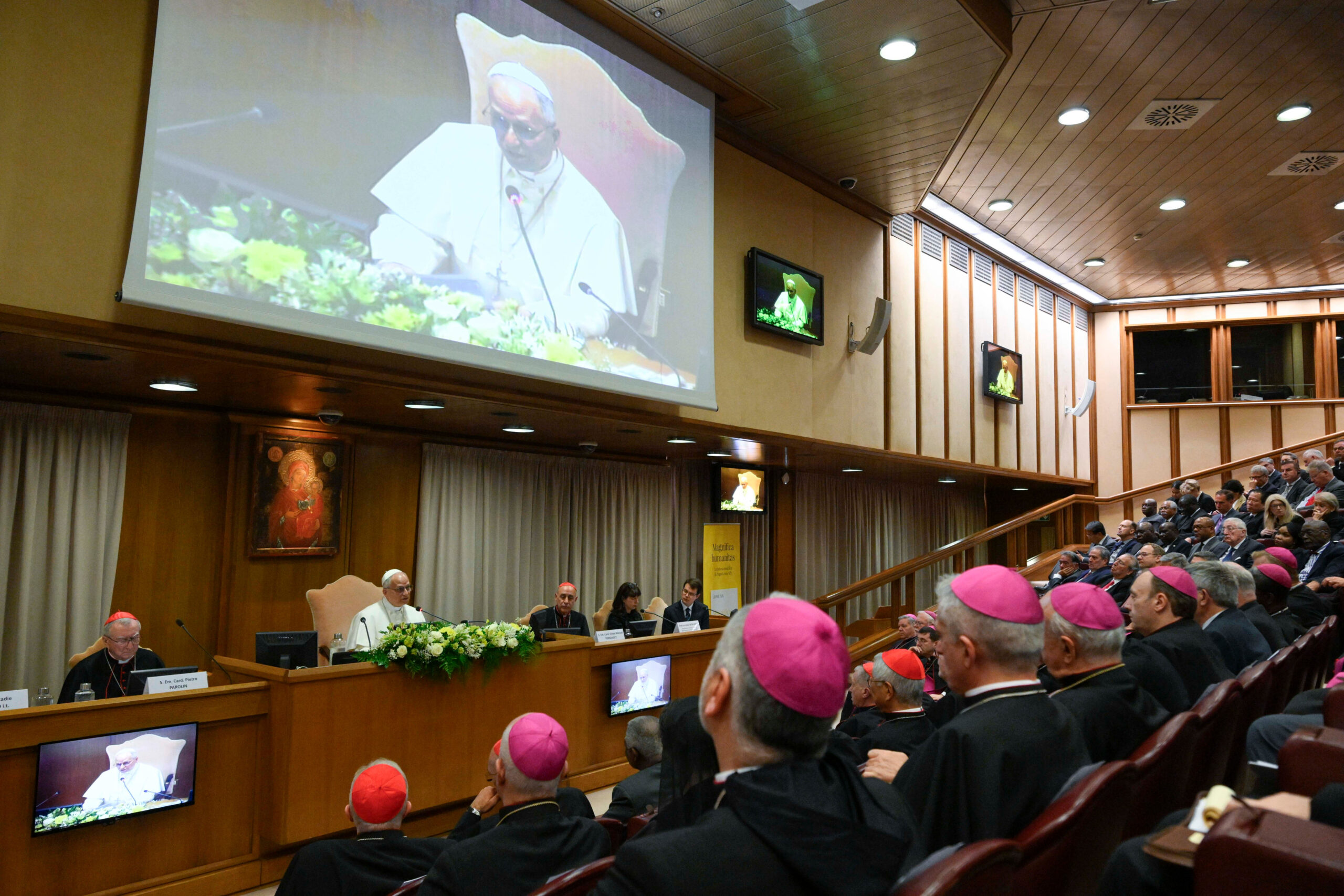 Présentation de l'encyclique le 25 mai 2026 par le pape en présence du cardinal Czerny, des théologiennes Anna Rowlands et Léocadie Lushombo, de Chris Olah et du cardinal Parolin.
