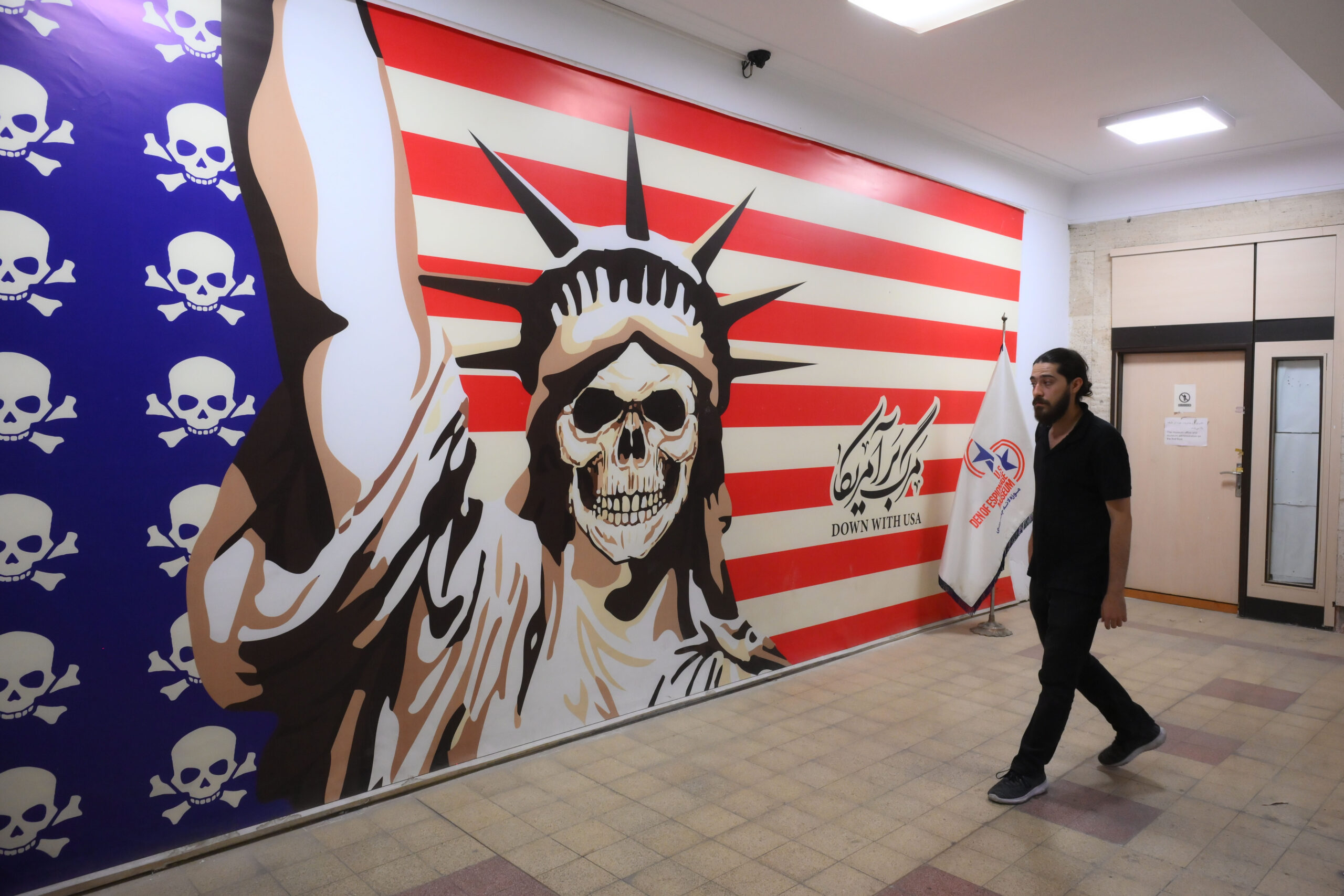 Voici une vue de l'ancienne ambassade américaine, aujourd'hui transformée en musée, à Téhéran, en Iran. Le drapeau américain y est orné de têtes de mort et de l'inscription «À bas les États-Unis». © Ilya Pitalev/Sputnik/Sipa