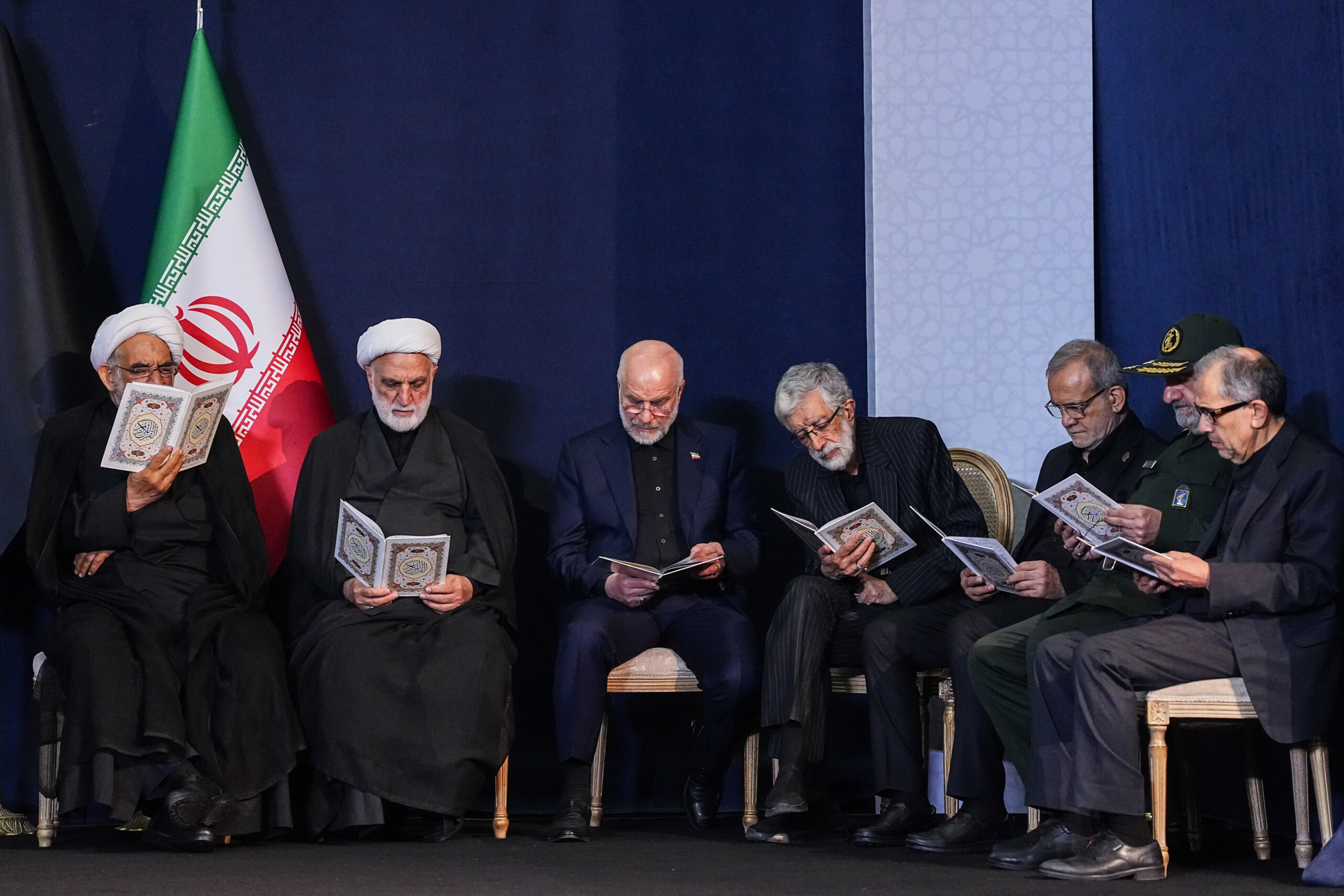 Des responsables iraniens, dont le président de la Cour suprême Gholam-Hossein Mohseni-Eje'i (2e à gauche), le président du Parlement Mohammad Bagher Ghalibaf (3e à gauche), le membre du Conseil de discernement Gholam-Ali Haddad-Adel (au centre), le président Masoud Pezeshkian (3e à droite) et le général Mohsen Rezaee (2e à droite), ont lu le Coran lors de la cérémonie le 3 juillet 2026. © Hamed Malekpour/MEI/Sipa