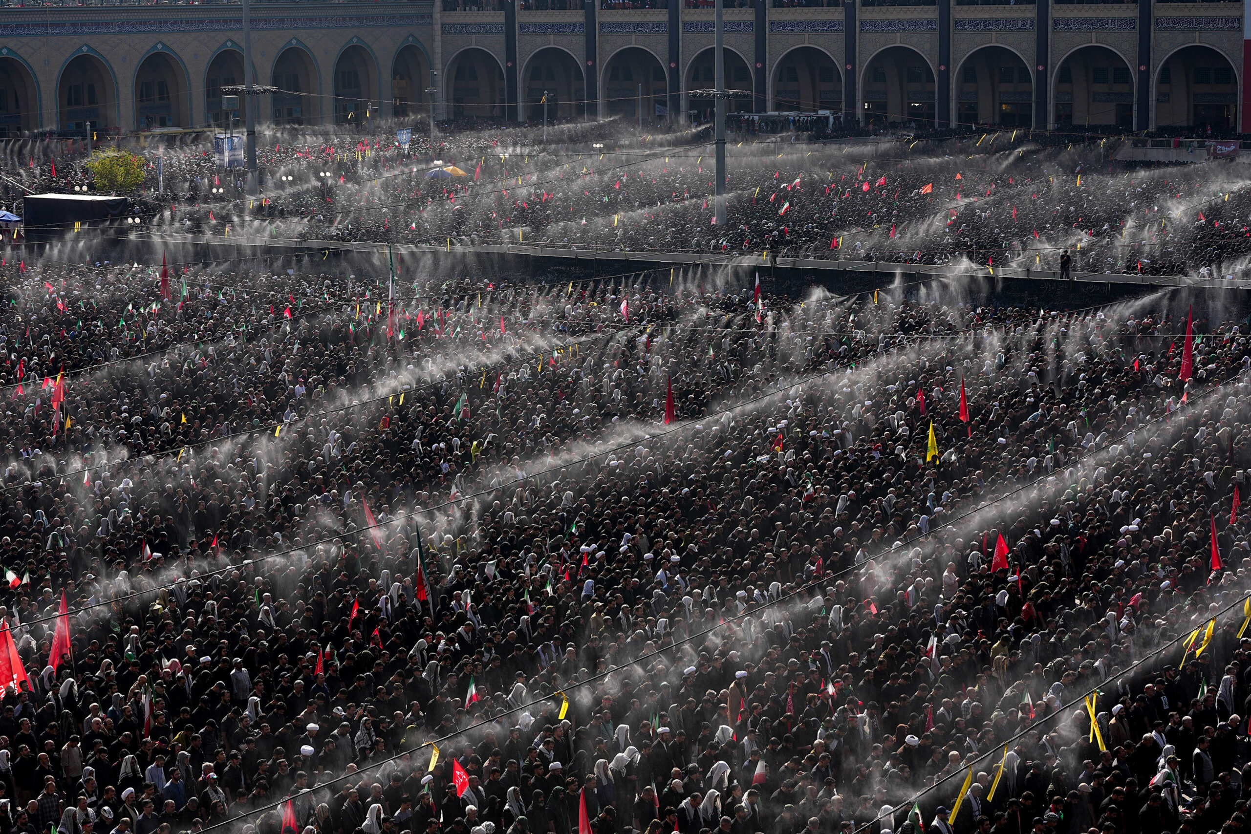 Des brumisateurs rafraîchissent les milliers de personnes venues rendre hommage à l'ayatollah Khamenei dans la cour de la Grande Mosquée Mosalla, le 5 juillet 2026. © Hamed Malekpour/MEI/Sipa