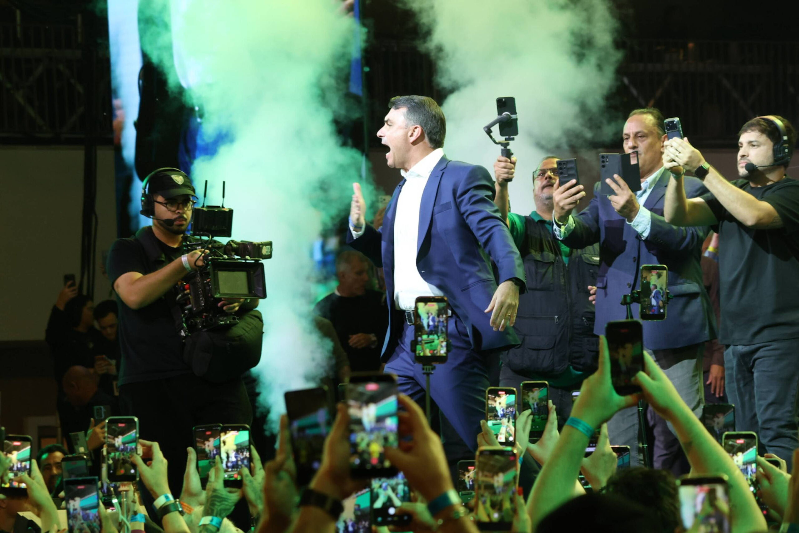 À São Paulo, l’énergie performative de Milei prête au fils Bolsonaro un peu de la sauvagerie qui manque à sa candidature.