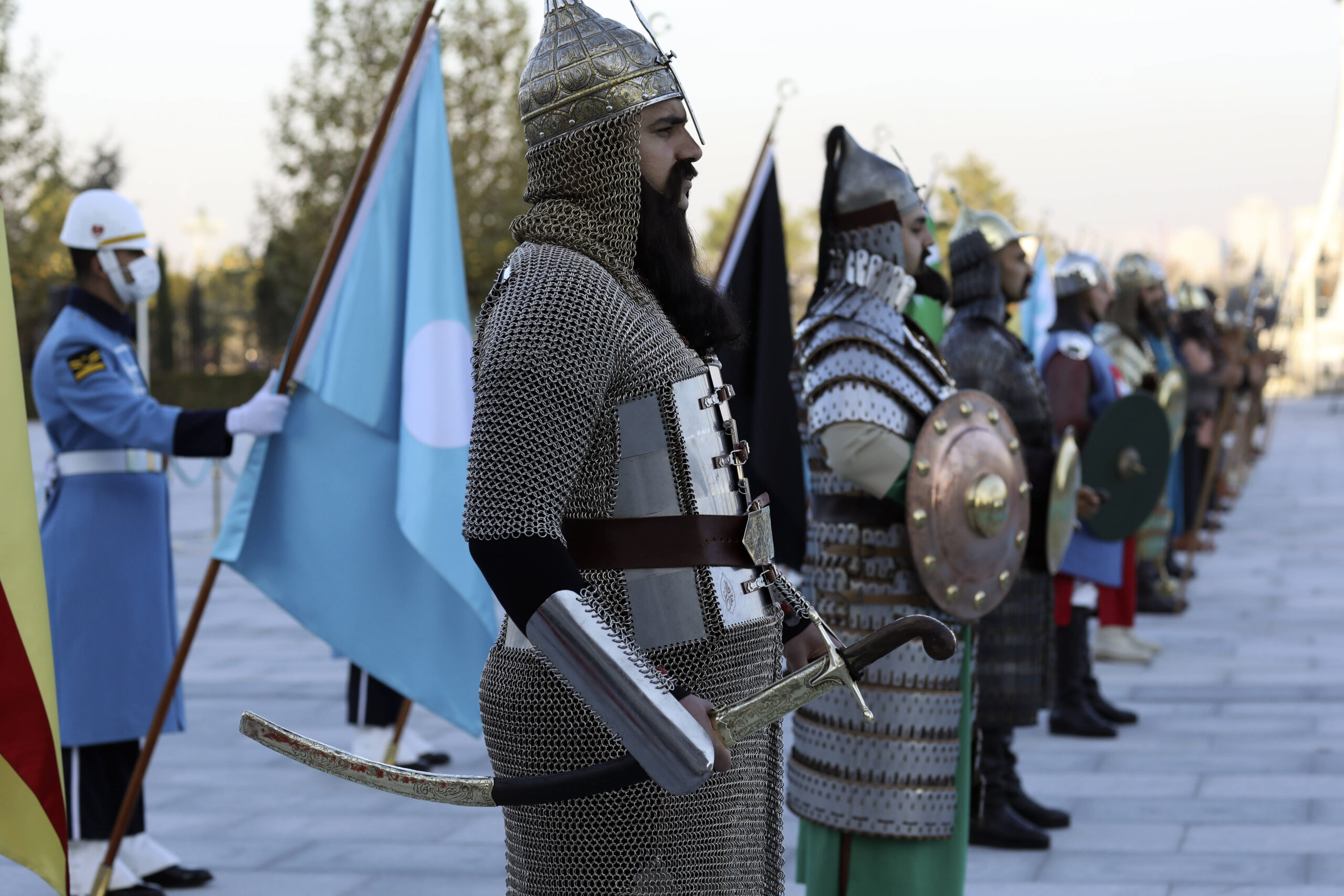 La garde d'honneur du palais d'Ankara, représentant chacun l'un des 16 anciens empires turcs, accueille le Premier ministre espagnol Pedro Sánchez (17 novembre 2021). © AP Photo/Burhan Ozbilici