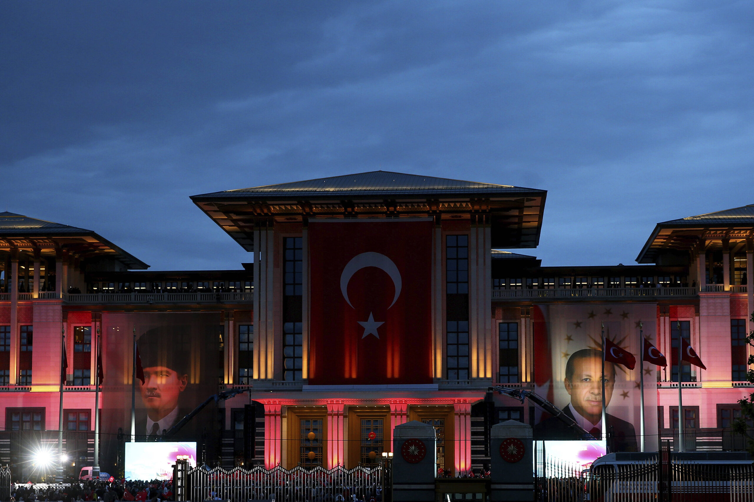 Le palais présidentiel à Ankara s'illumine alors que Recep Tayyip Erdogan s'apprête à entamer son troisième mandat présidentiel, le 28 mai 2023. © AP/Ali Unal