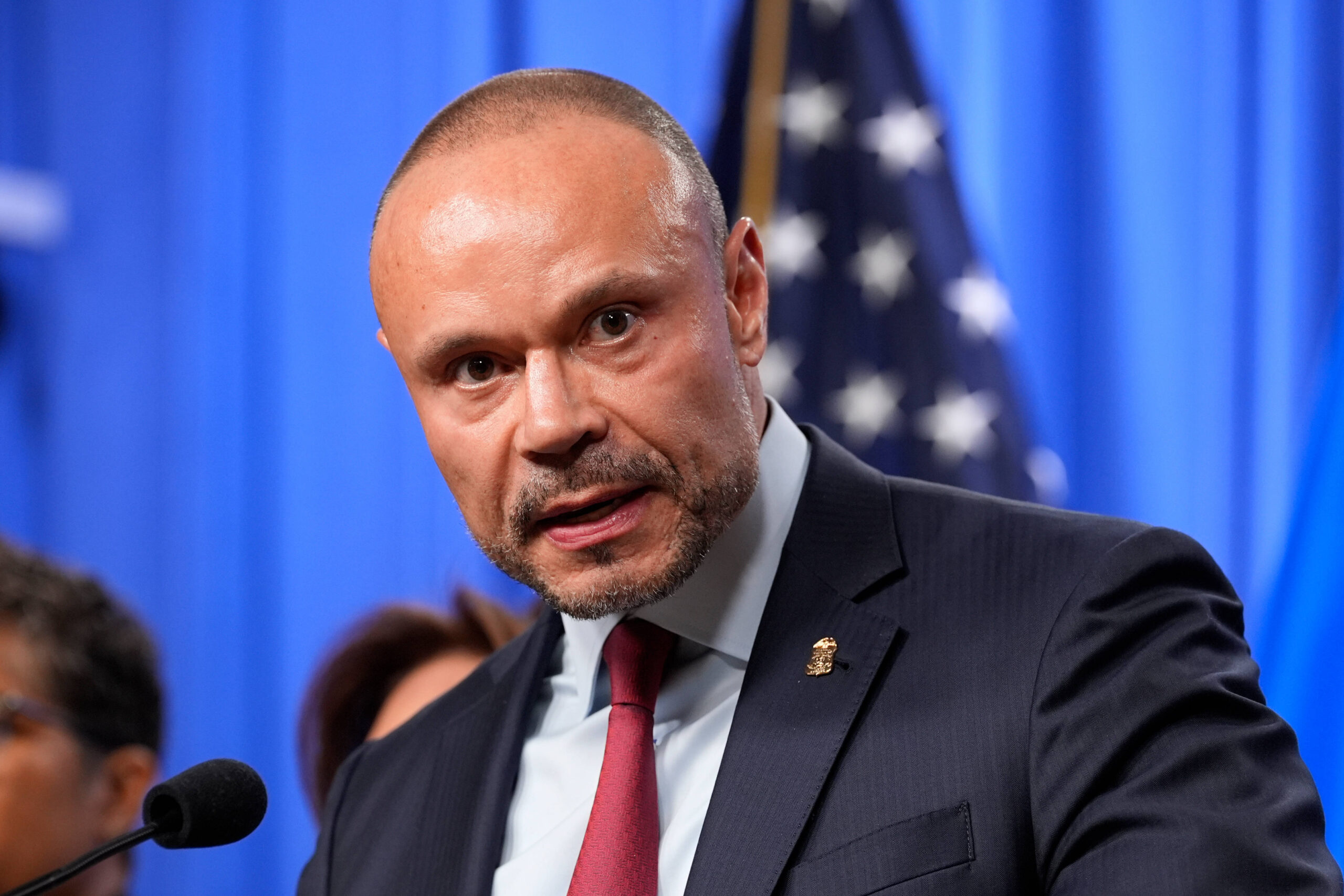 Dan Bongino, désormais ancien adjoint de Patel au FBI, est depuis le premier mandat de Trump l'un des principaux propagateurs de théories complotistes, ainsi qu'un influenceur MAGA très suivi sur Facebook et YouTube, puis sur Fox News.