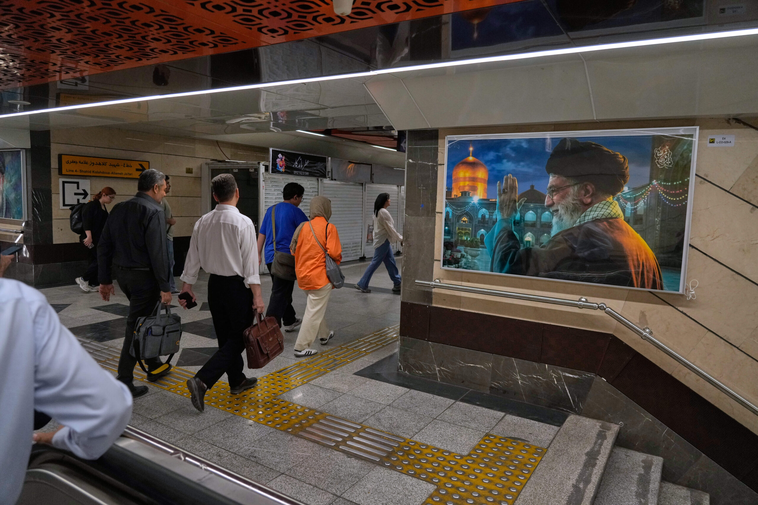 L'un des portraits de l'ayatollah défunt, installé à l'occasion de ses funérailles, salue les passants d'une station de métro à Téhéran, © Vahid Salemi / AP