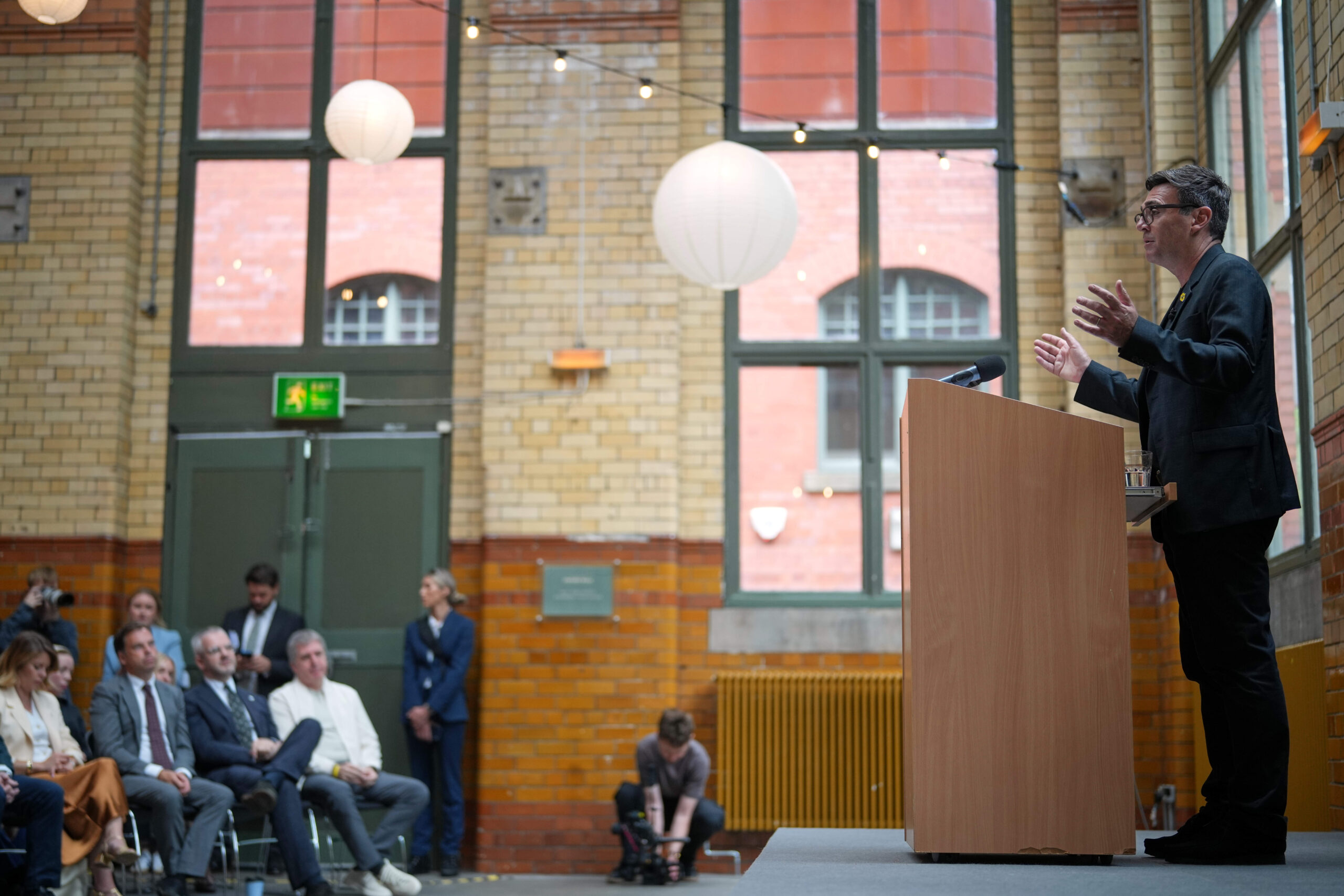 Le 29 juin 2026, lors de son premier discours programmatique au People’s History Museum de Manchester, Burnham promet «une bonne croissance dans chaque code postal et de l'espoir dans chaque cœur».