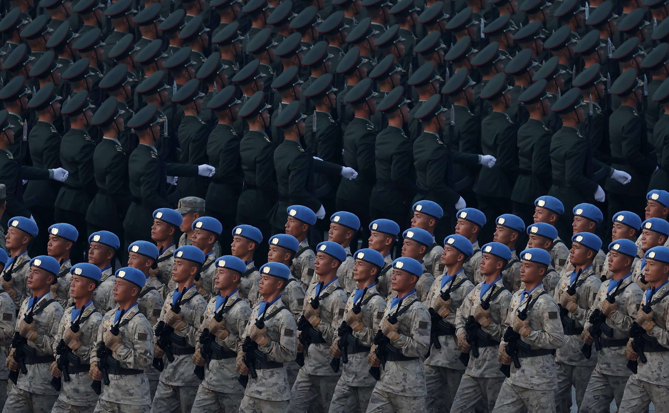 Le contingent chinois de maintien de la paix, béret bleu de l'ONU sur l'uniforme de l'APL, défile devant l'infanterie. Photo officielle