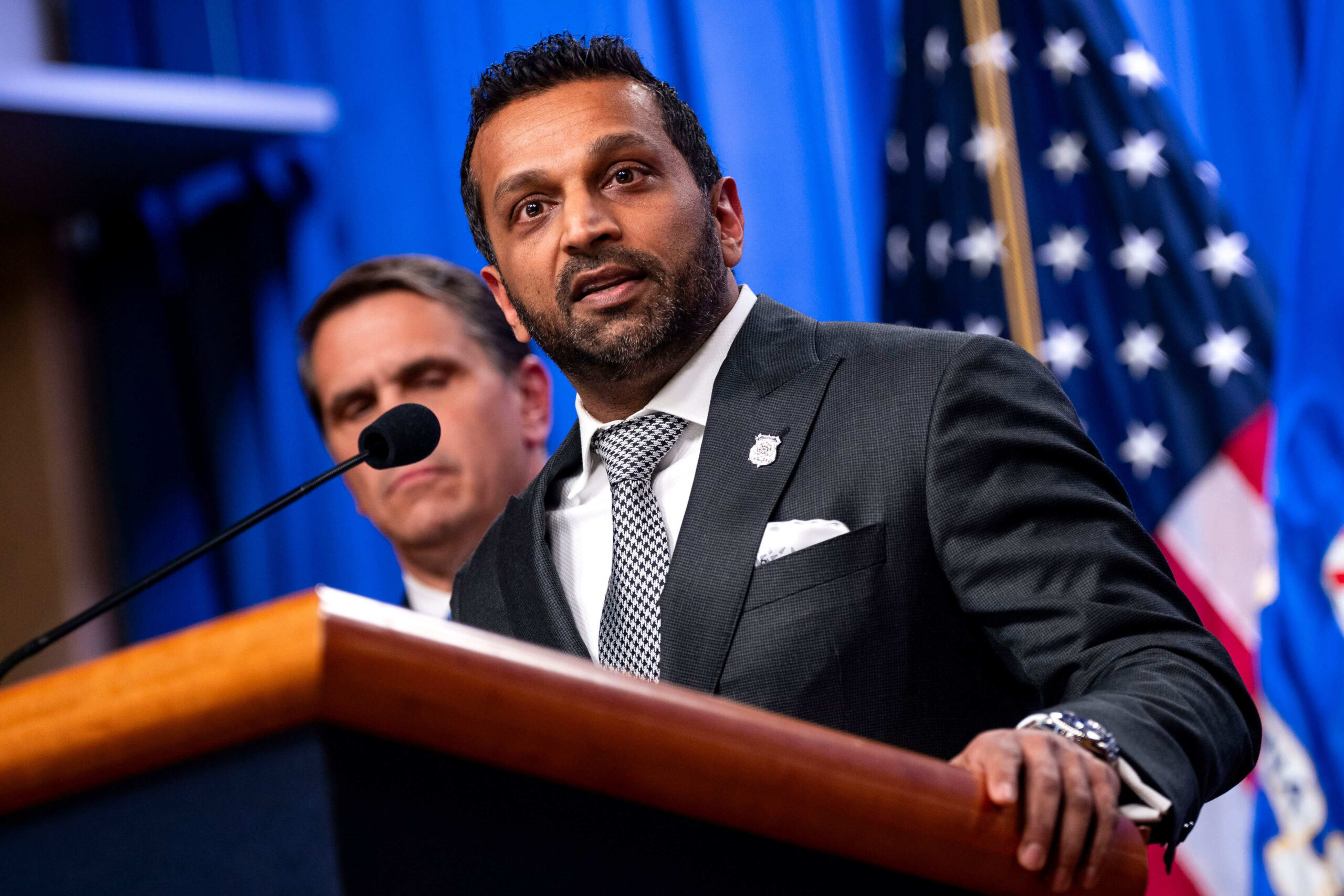 Kash Patel, directeur du FBI, déclare le 6 décembre 2023 que, dans une seconde administration Trump, le gouvernement poursuivrait «les conspirateurs».